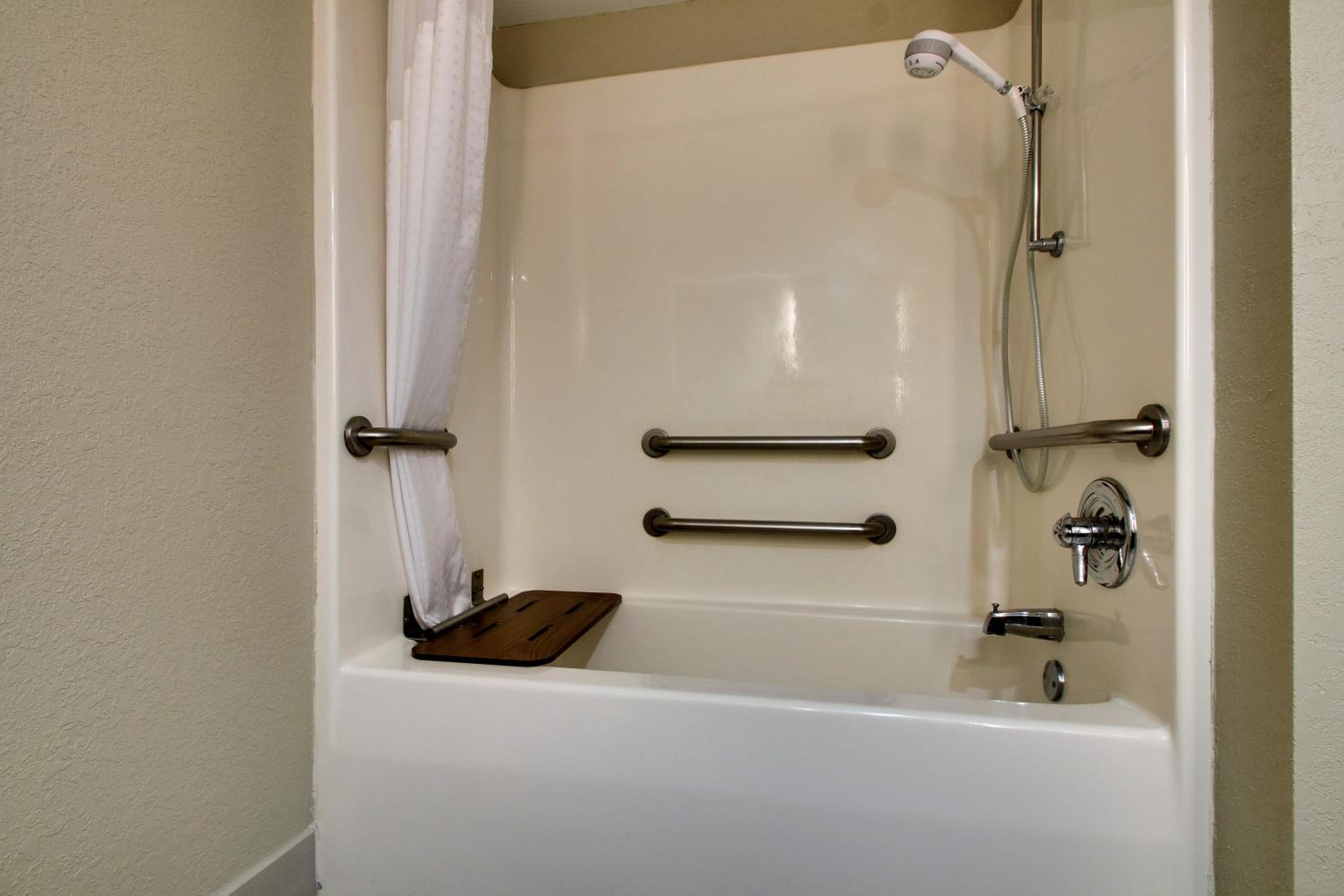 Standard Queen Room with Two Queen Beds and Mobility Accessible Tub - Photo 3