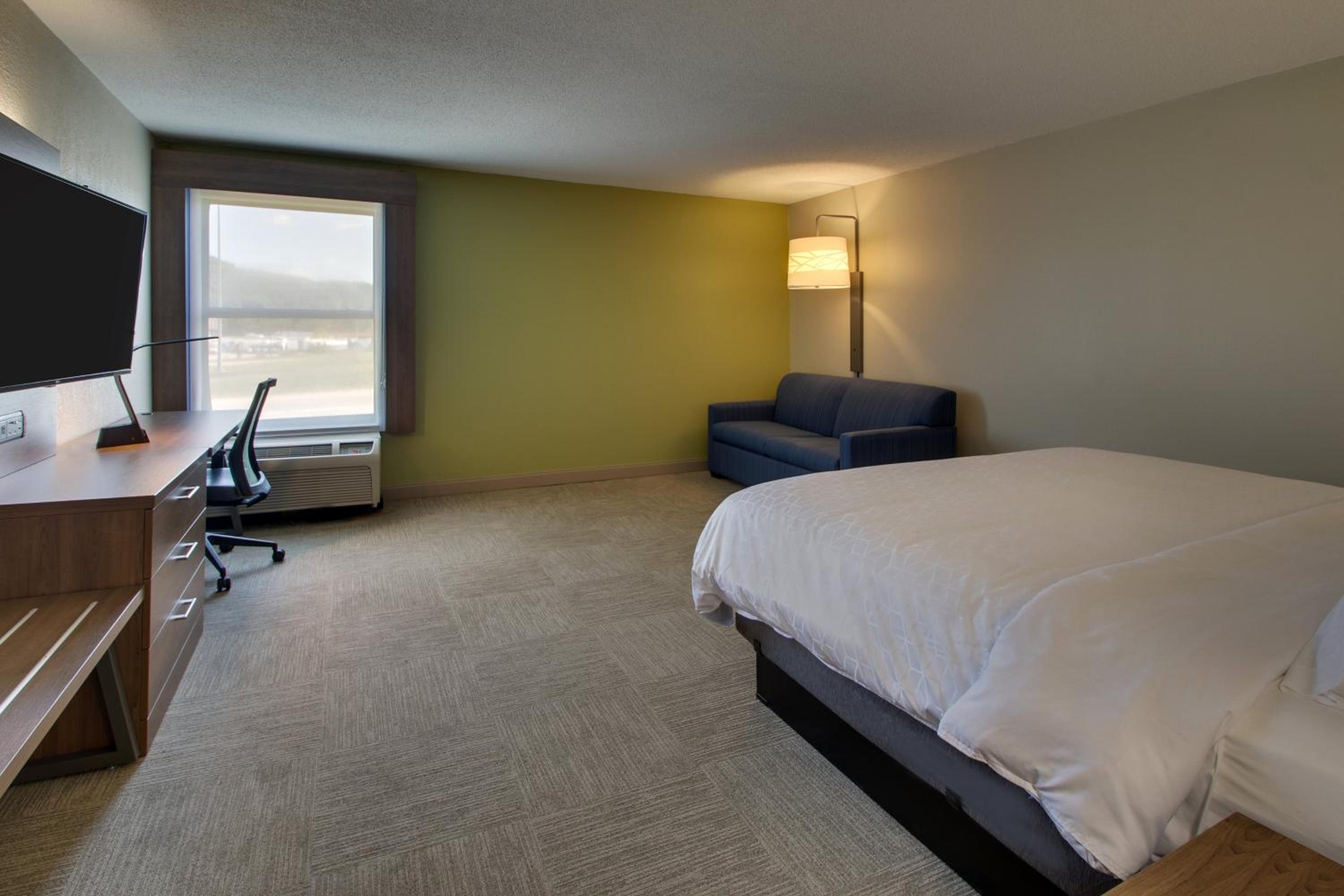 Standard King Room with Sofa Bed - Photo 7