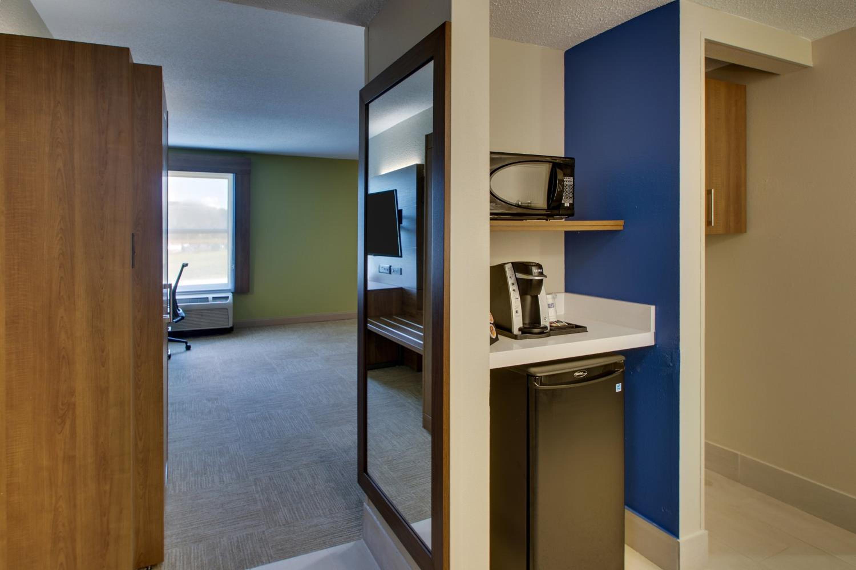 Standard King Room with Sofa Bed - Photo 5