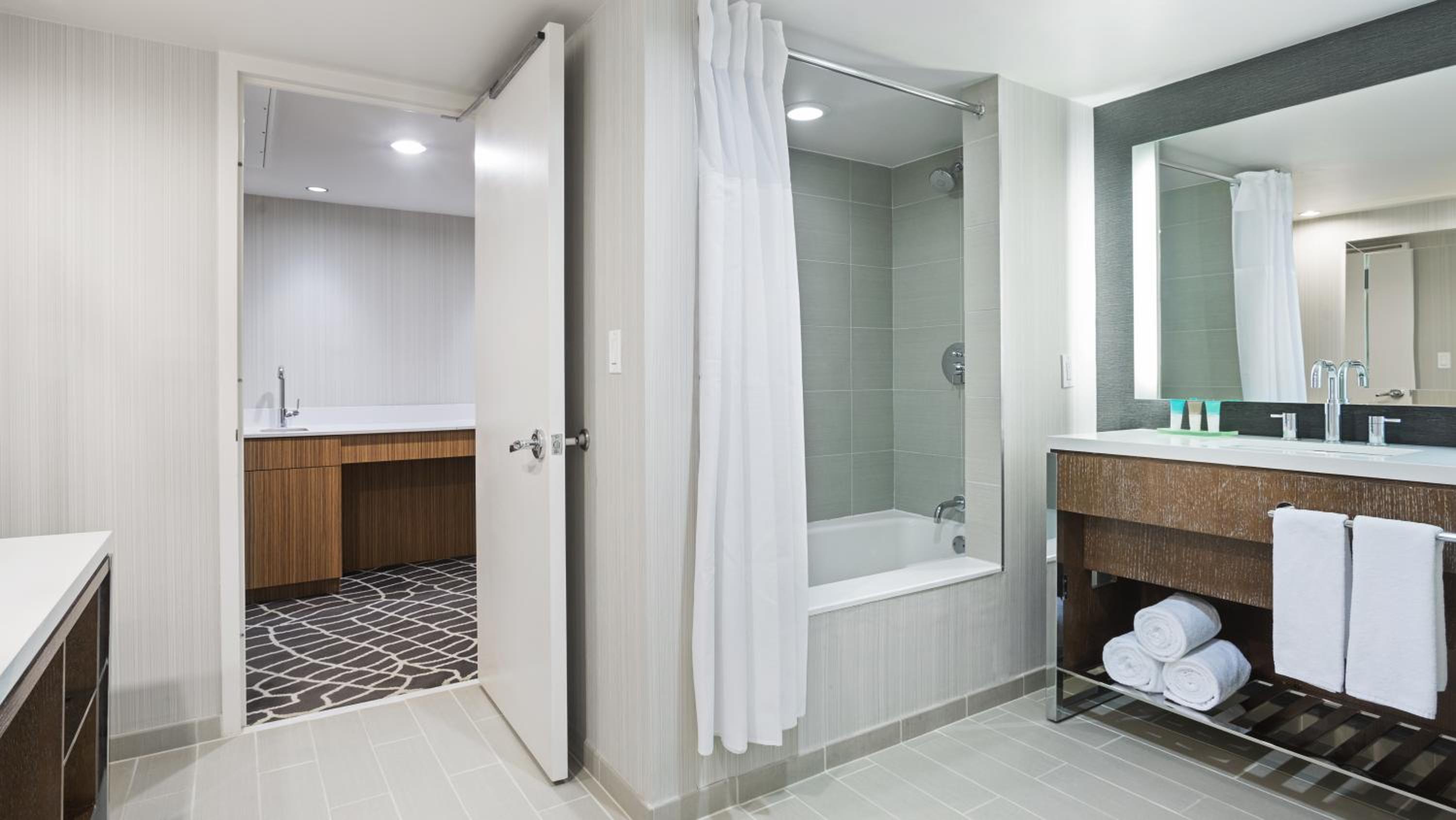 Suite - Photo 2
