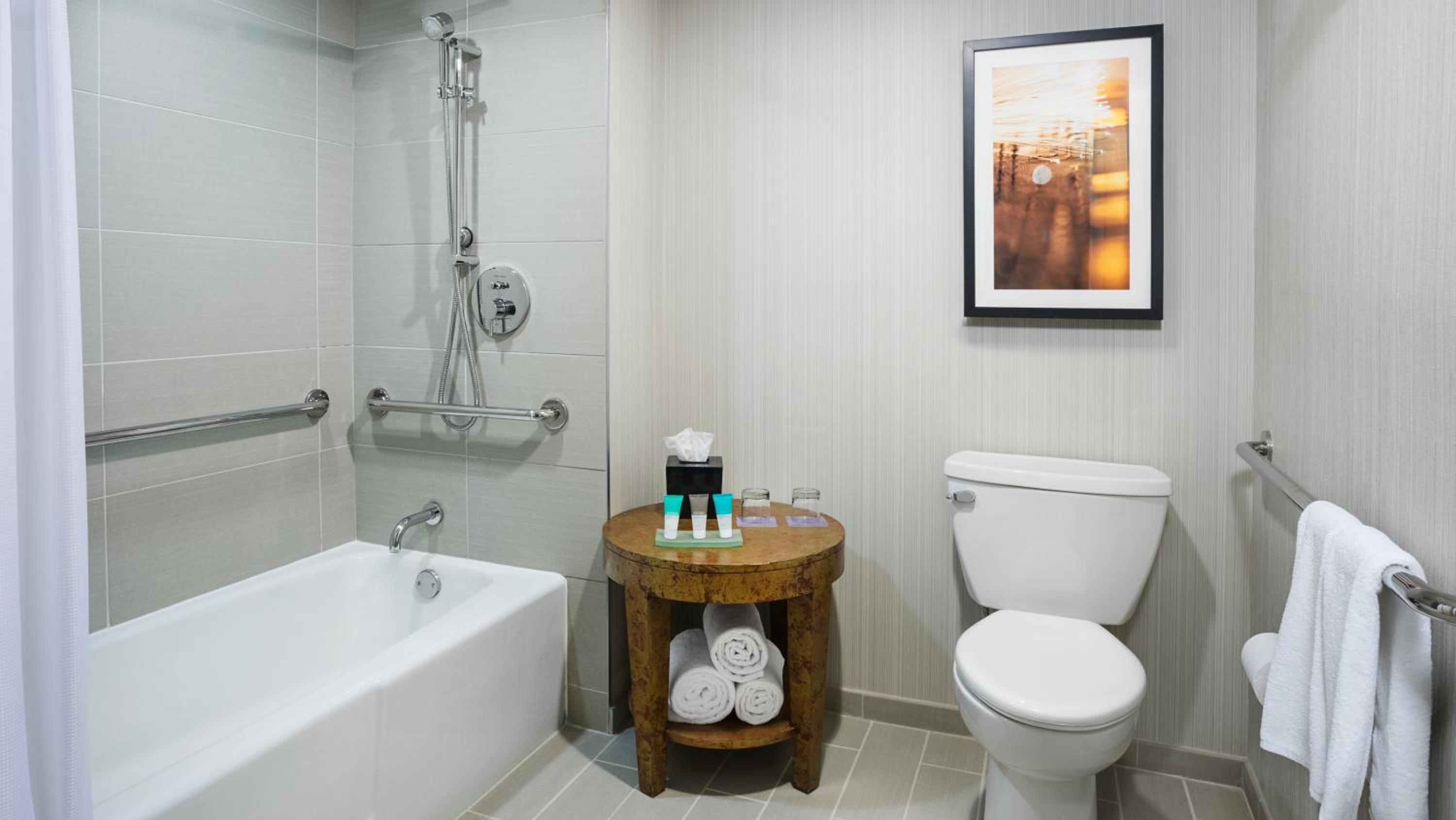 King Room with Accessible Tub - Disability Access - Photo 9