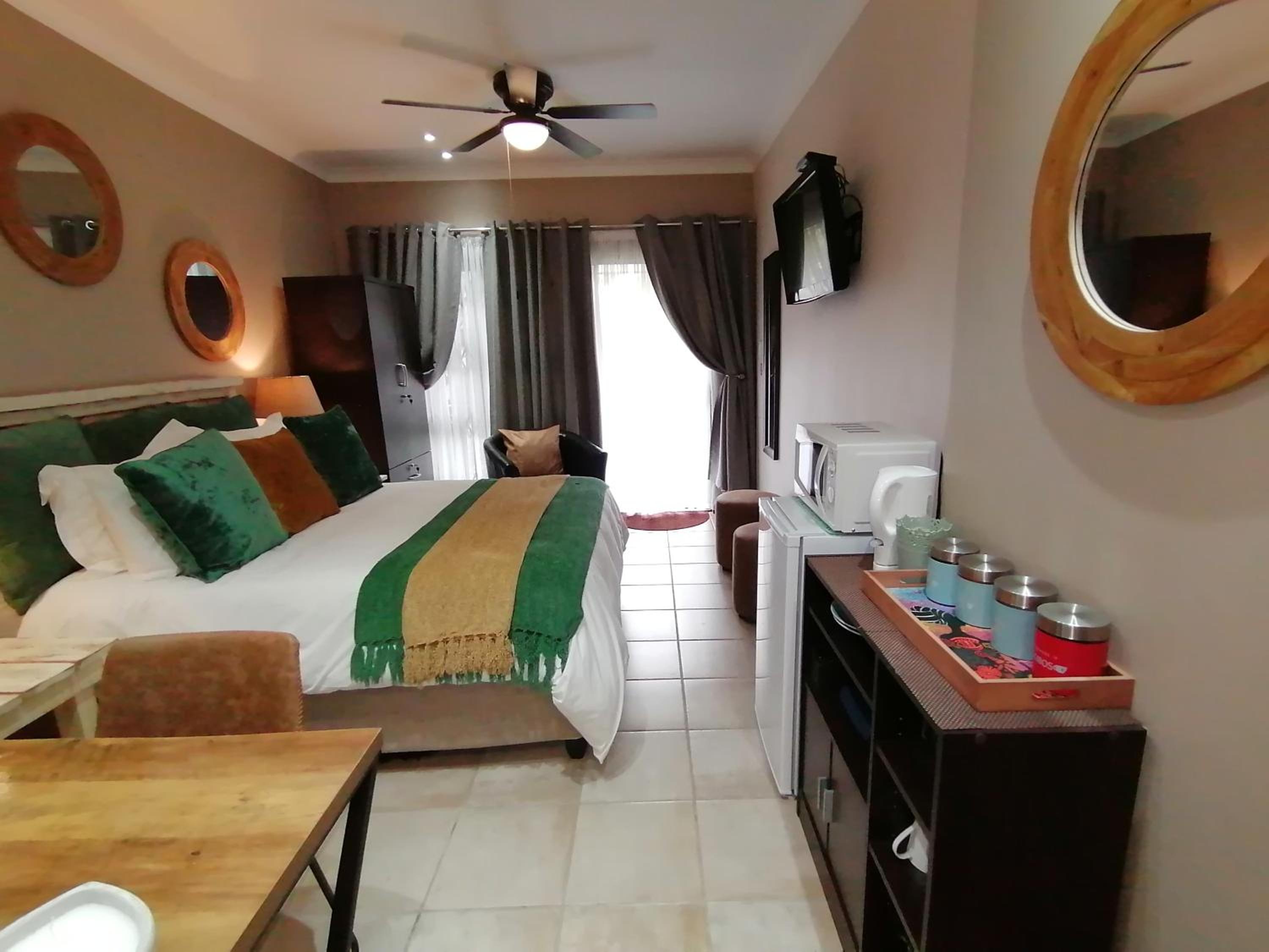 Queen Room with Garden View photo 2