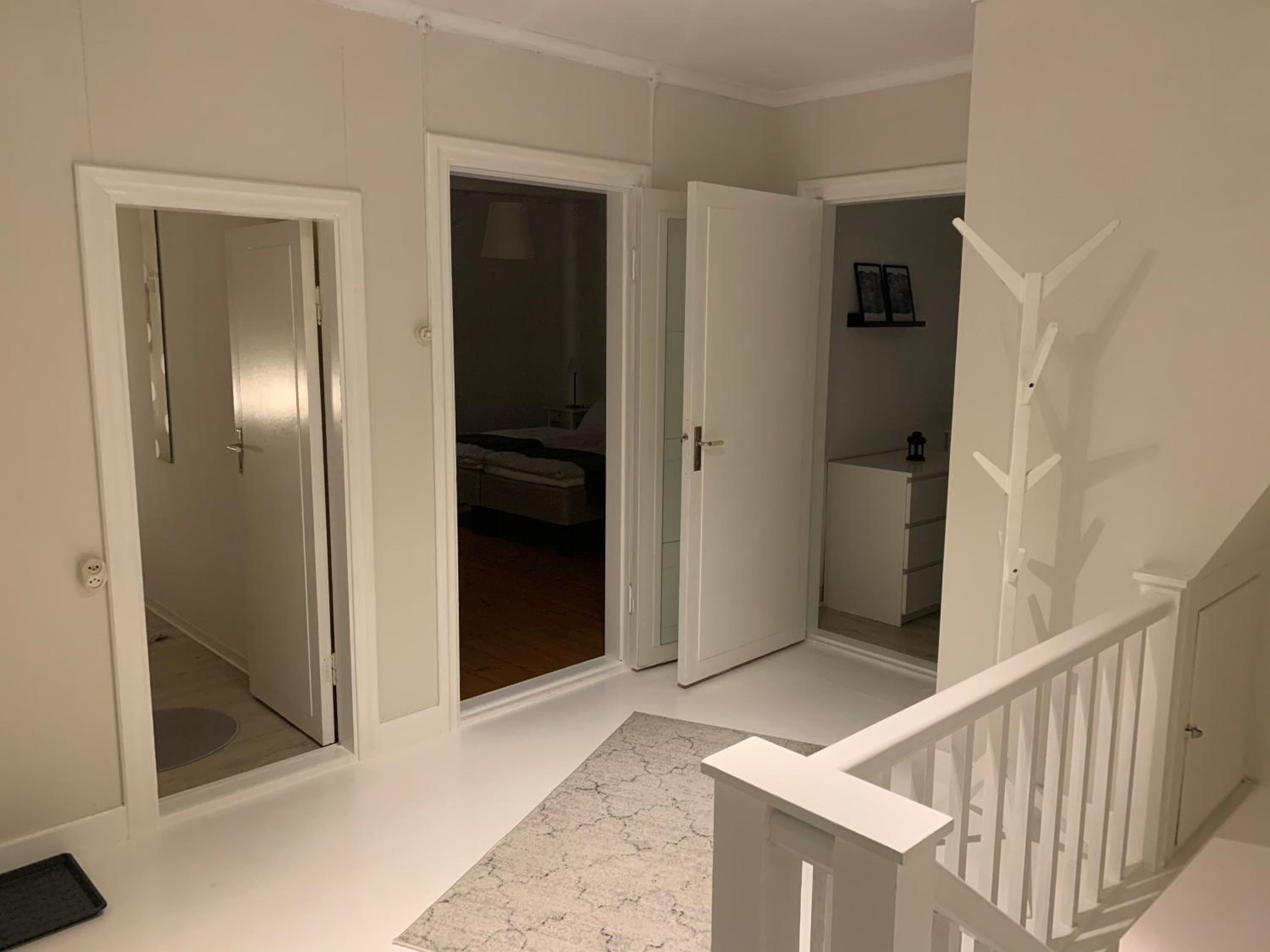 Five-Bedroom House photo 3