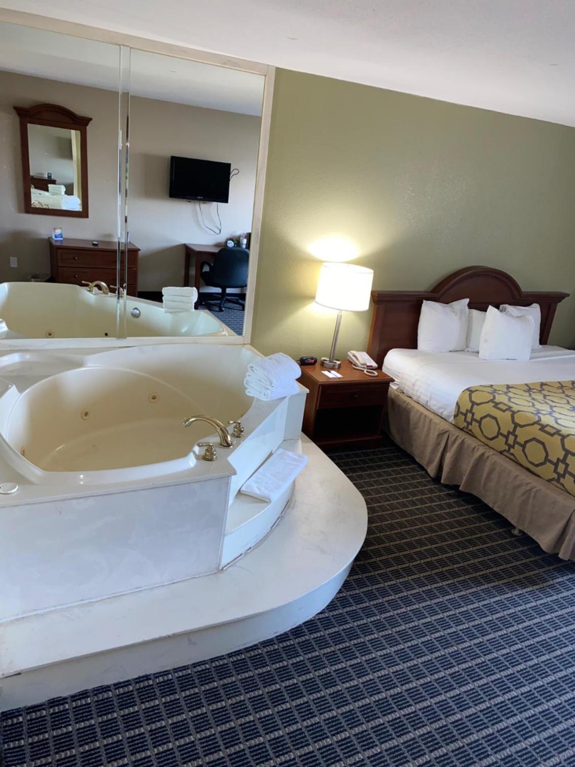 Studio Suite with 1 King Bed Non-Smoking photo 1