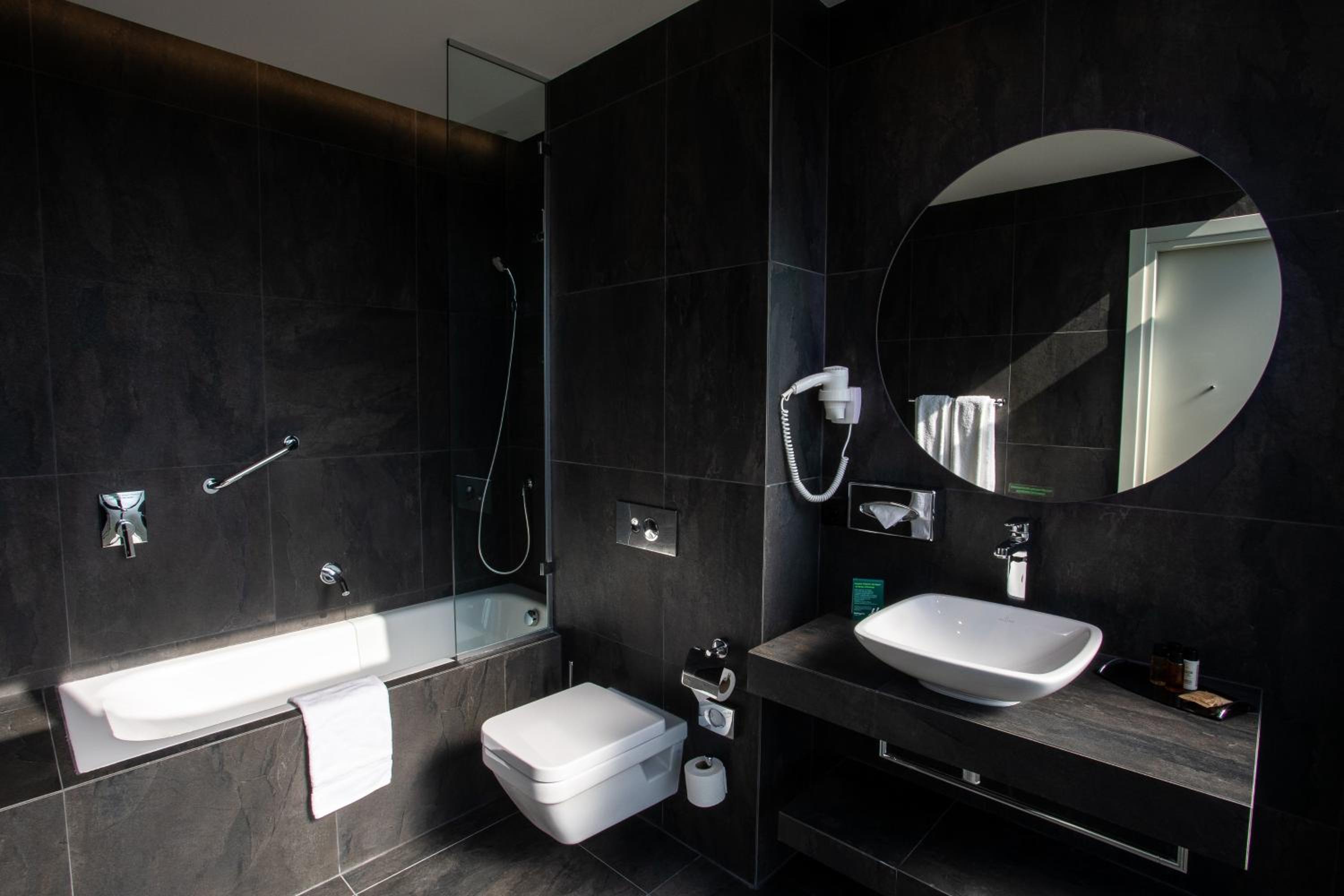 Premium Queen Room with City View - Photo 3