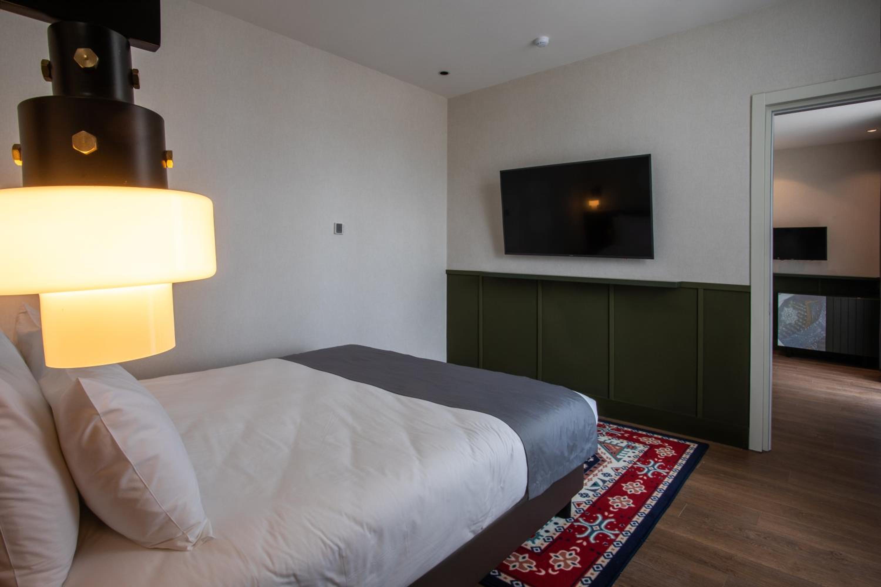 Queen Suite - Photo 7