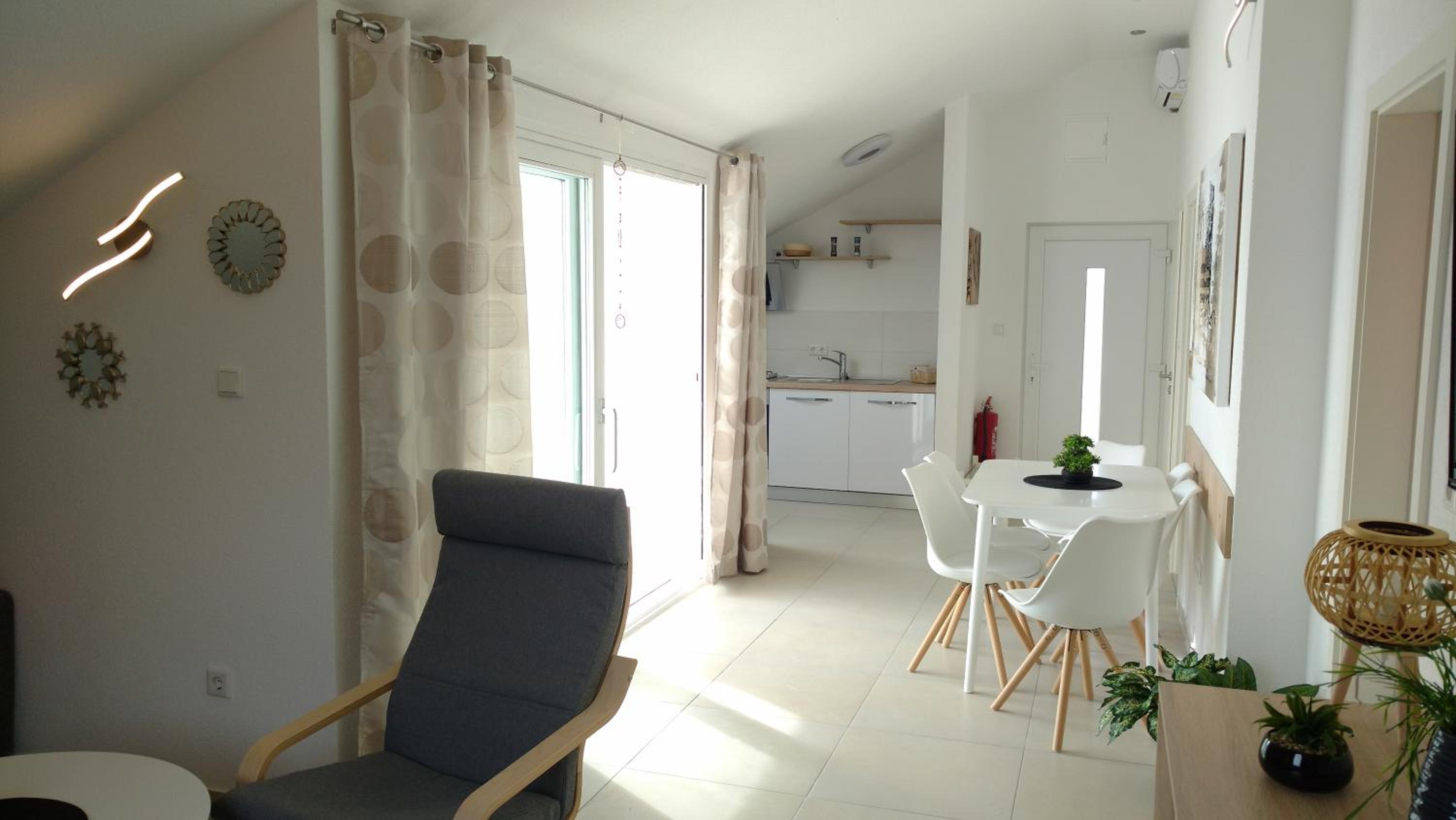Deluxe Suite with Sea View - Photo 22
