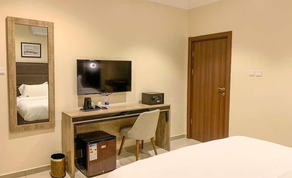 Economy Room, Balcony, City View photo 2