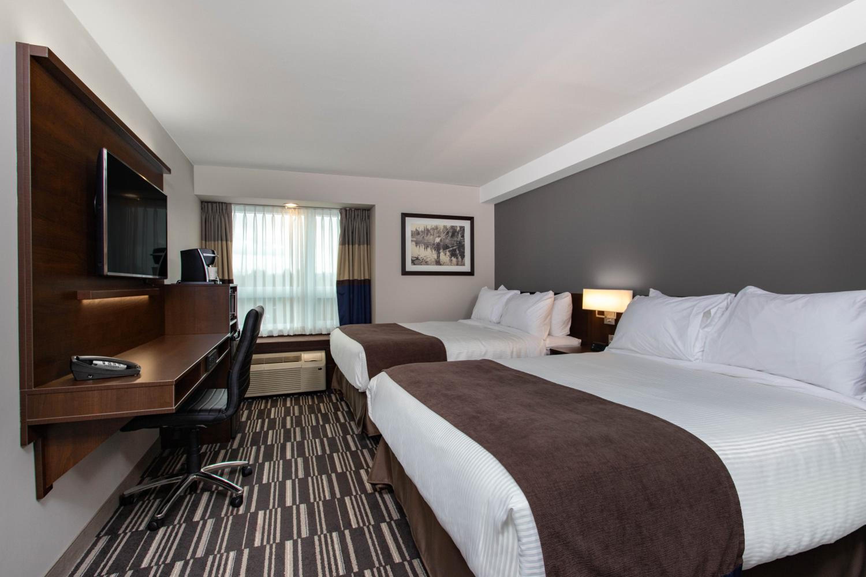 Queen Room with Two Queen Beds and Shower - Non-Smoking - Photo 2