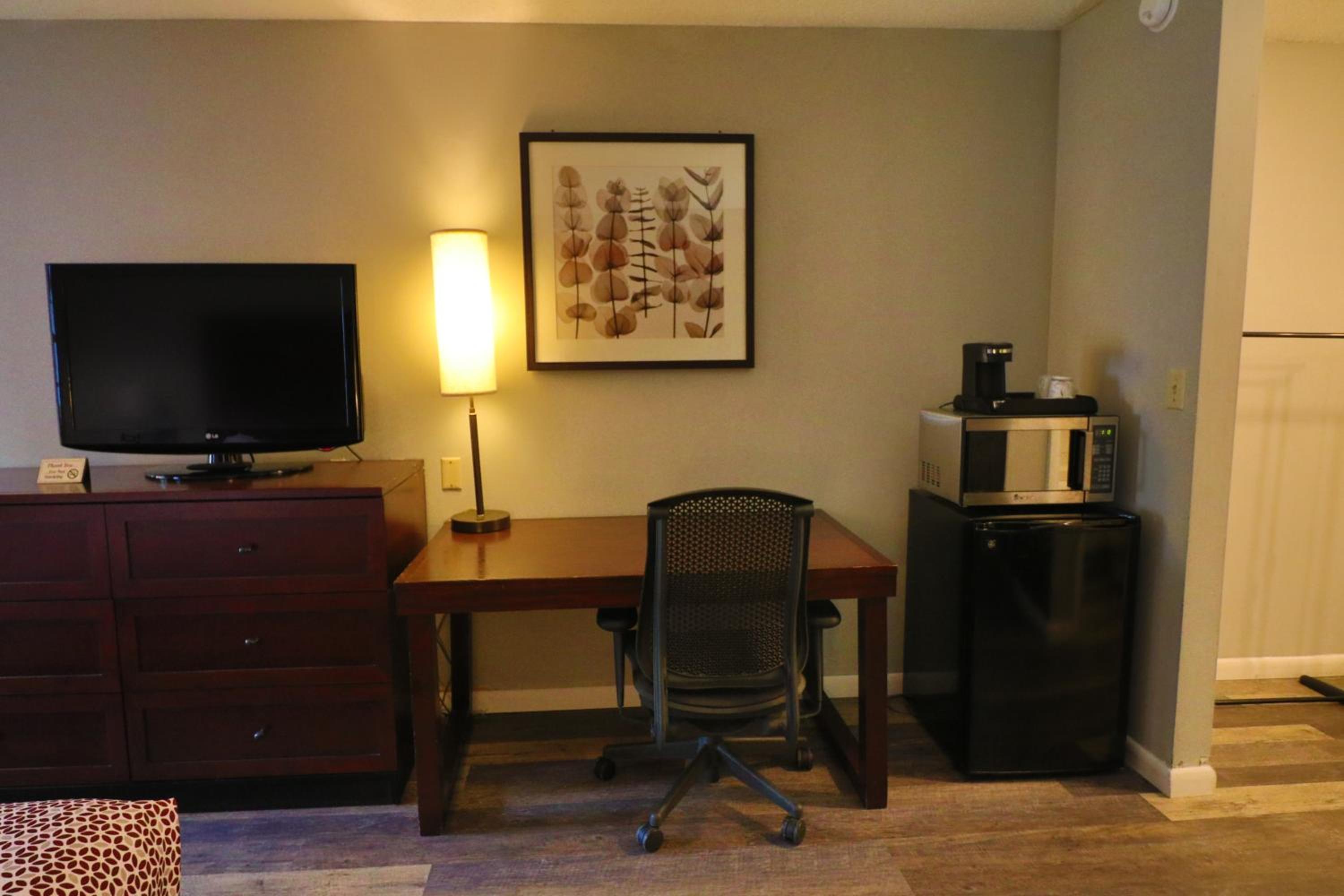 Deluxe King Room - Photo 10