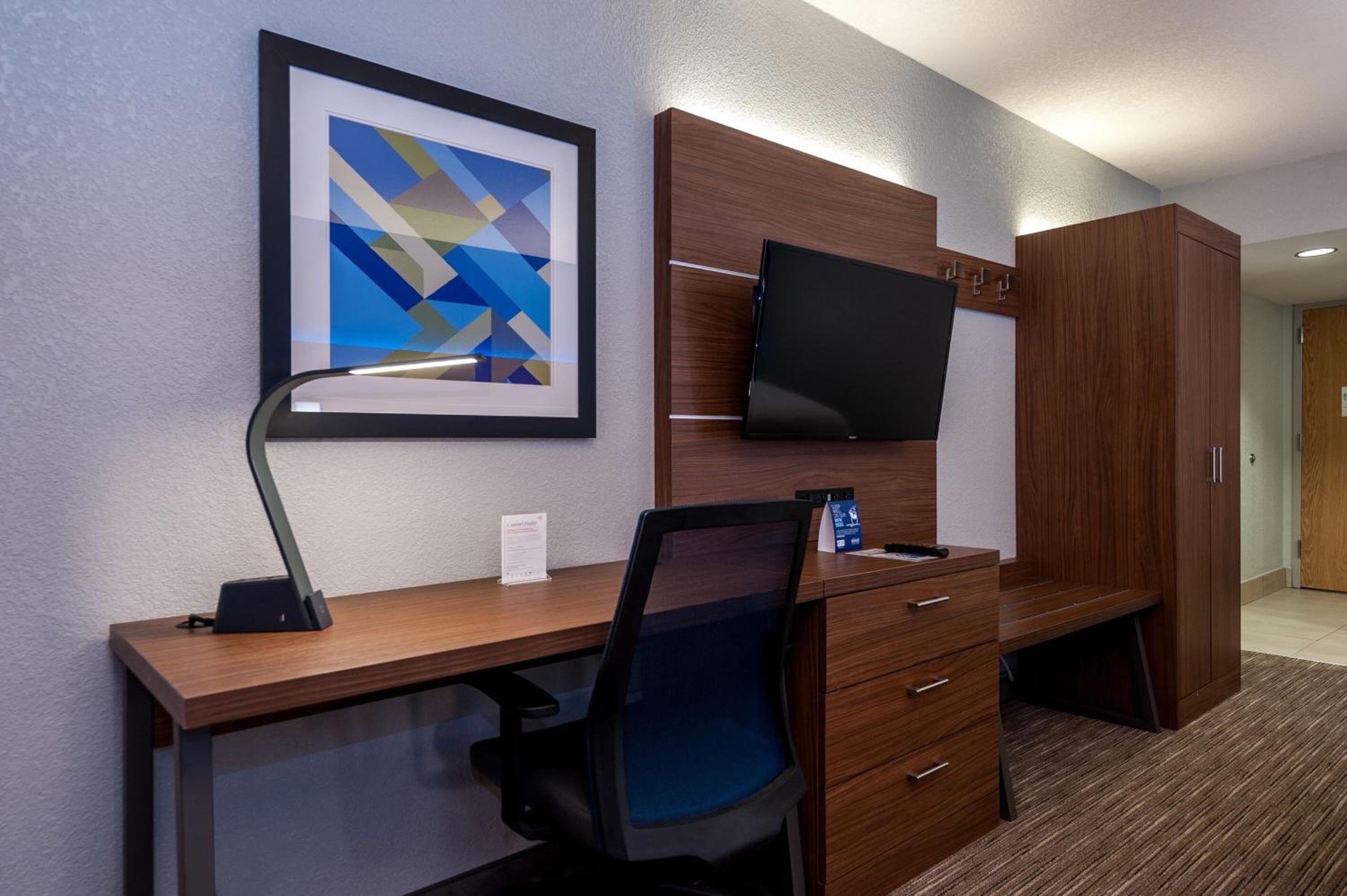 Standard King Room - Photo 5