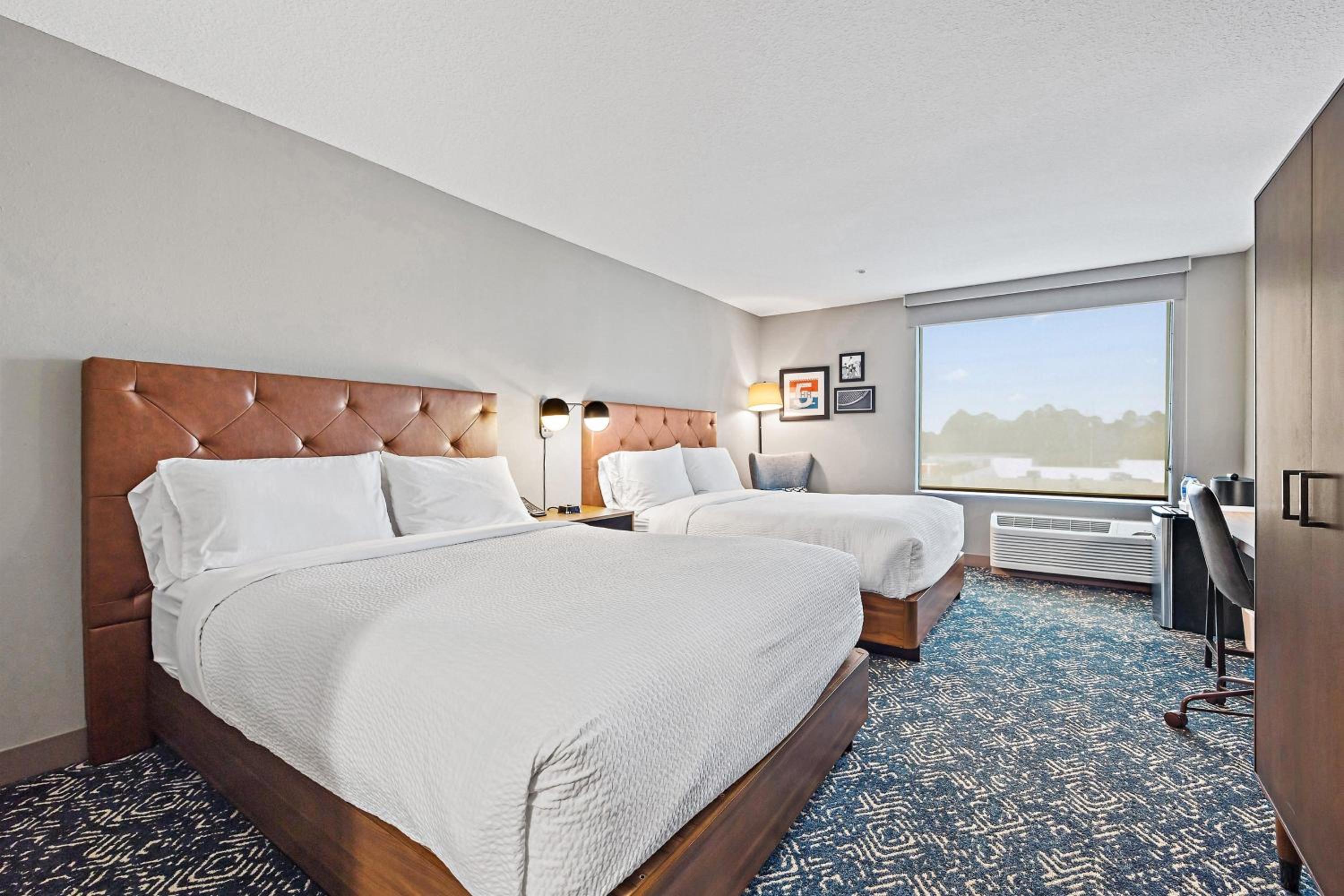 Queen Room with Two Queen Beds and Adapted Tub - Mobility Accessible
