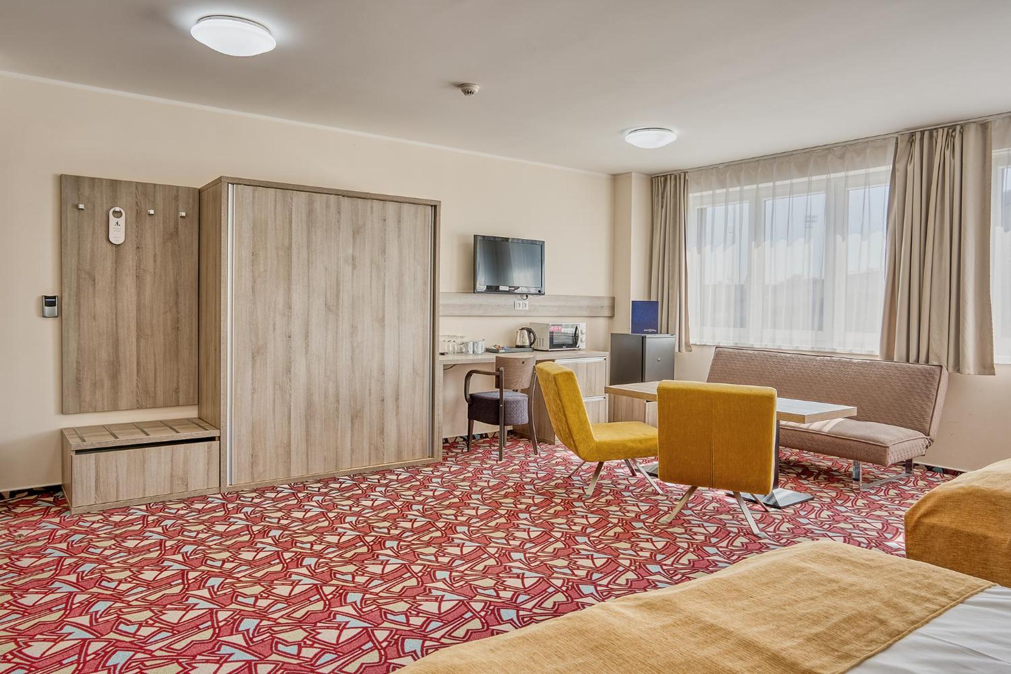 Deluxe Queen Room with Two Queen Beds - Photo 4