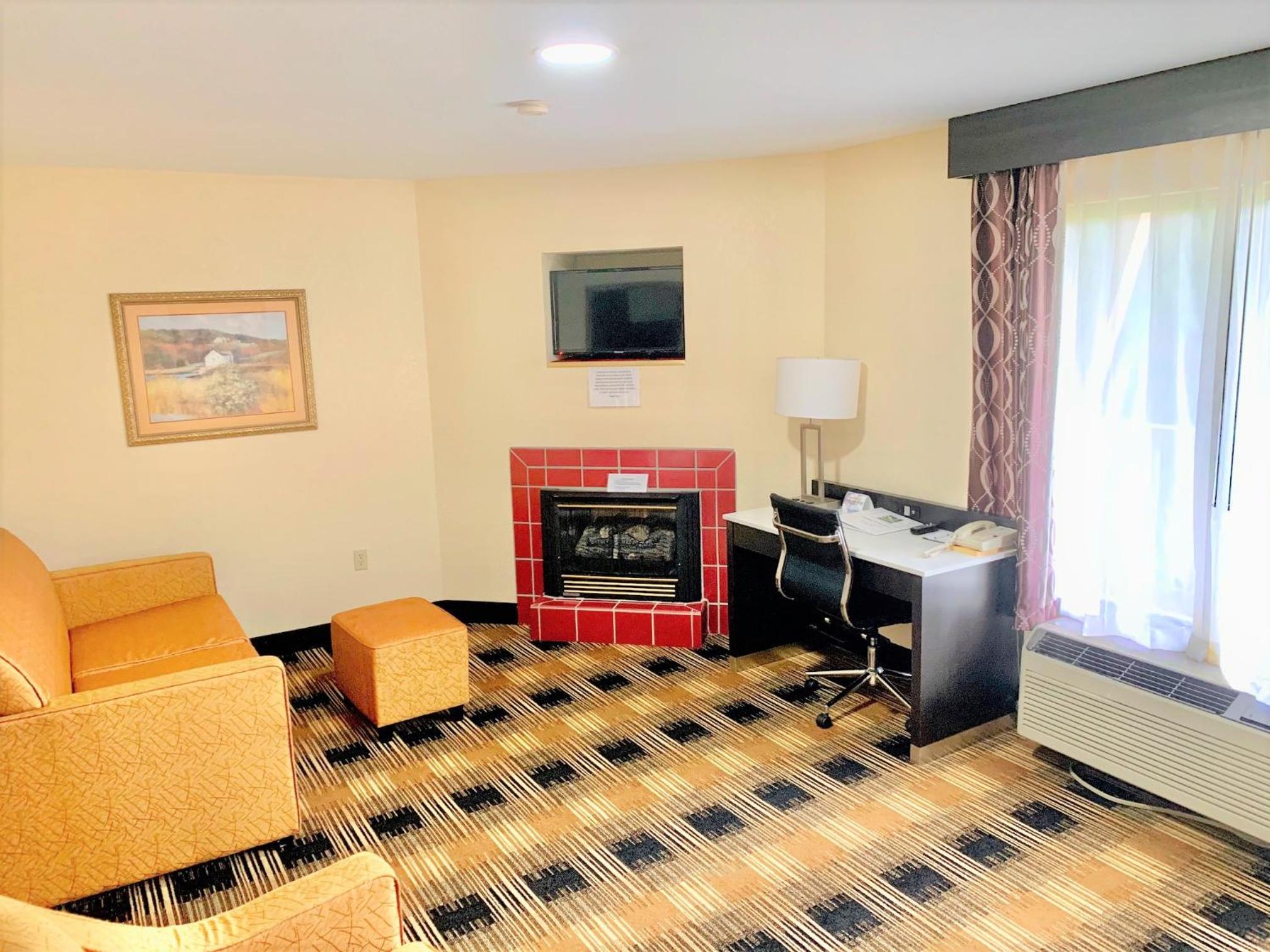 Queen Room with Two Queen Beds - Non-Smoking - Photo 10