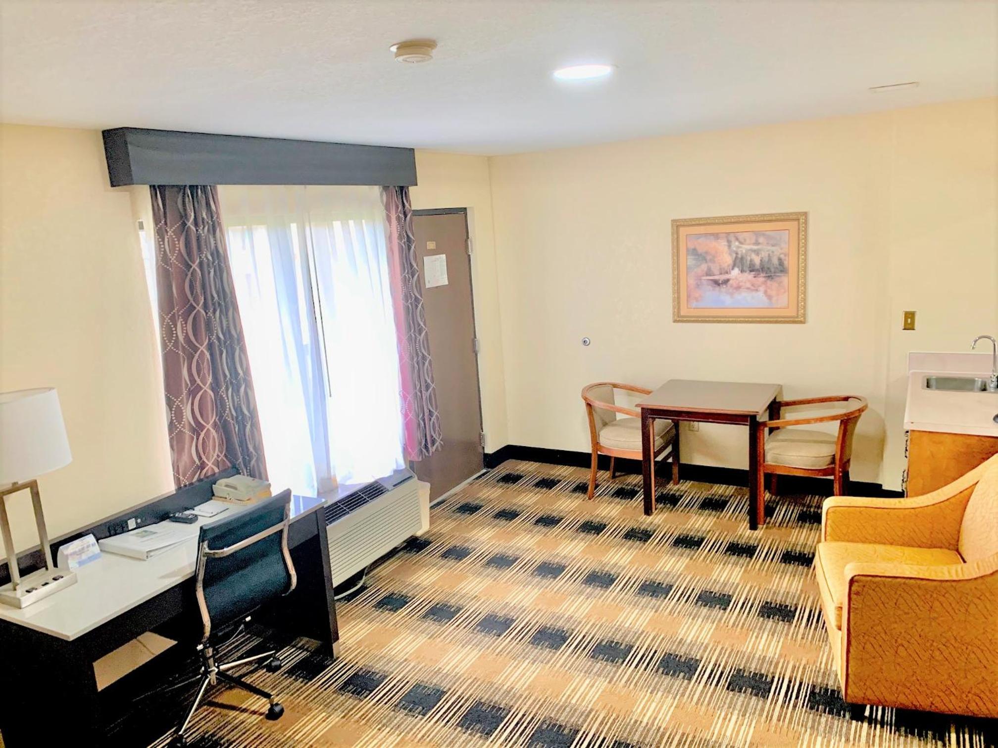 Queen Room with Two Queen Beds - Non-Smoking - Photo 9