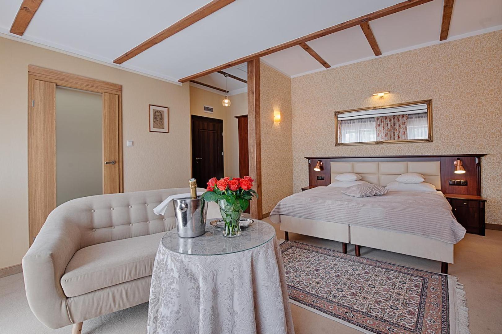 Deluxe Double Room with Balcony - Photo 12