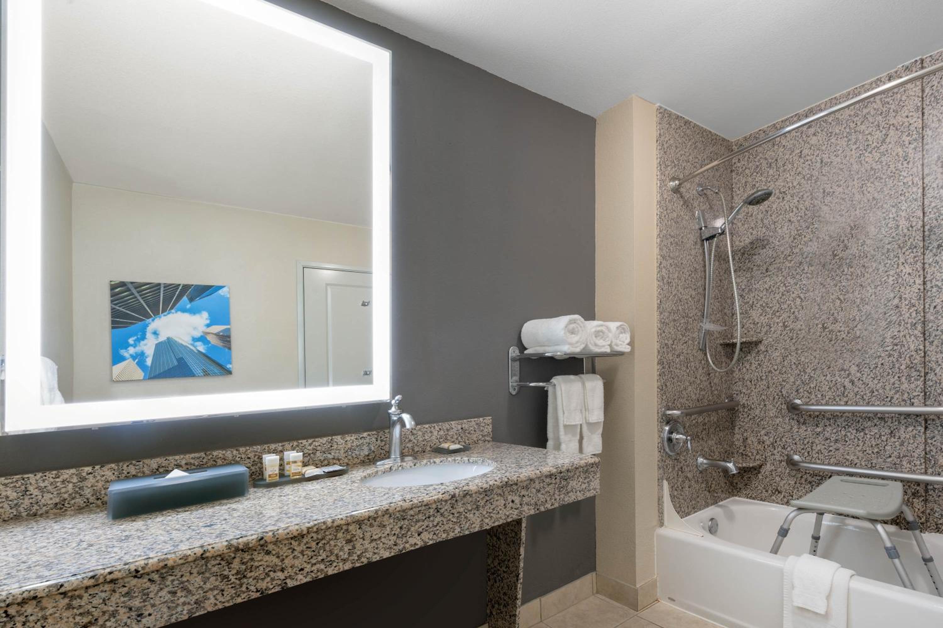 King Room with Bath Tub - Mobility/Hearing Accessible - Non-Smoking - Photo 2