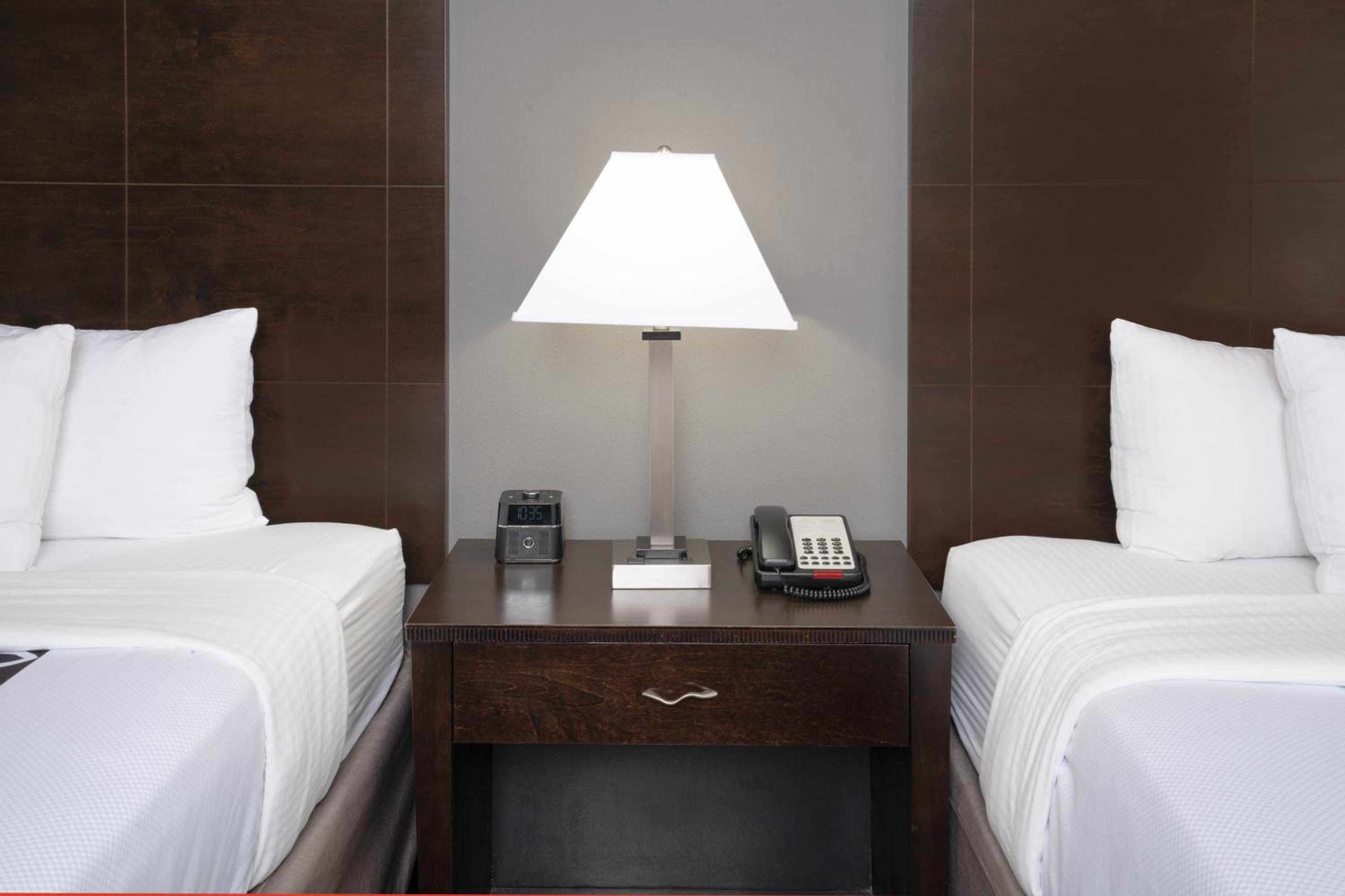 Queen Room with Two Queen Beds - Photo 4