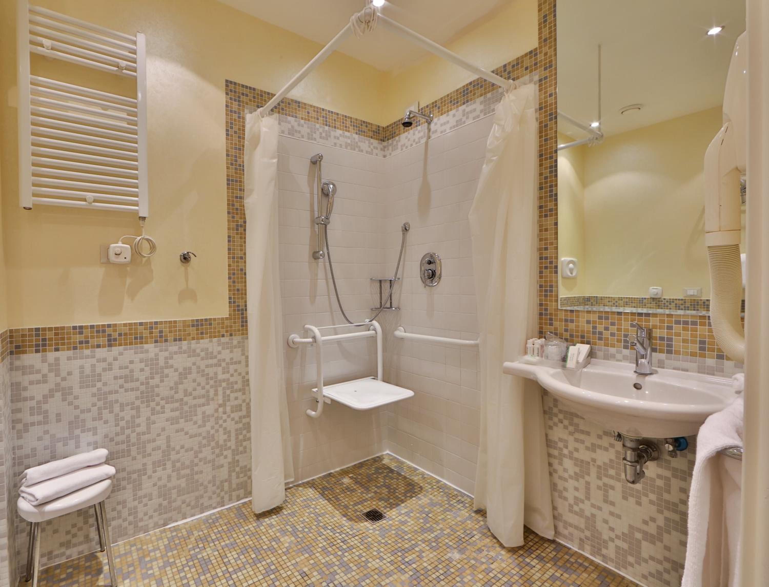 Standard Double Room - Disability Access - Photo 5