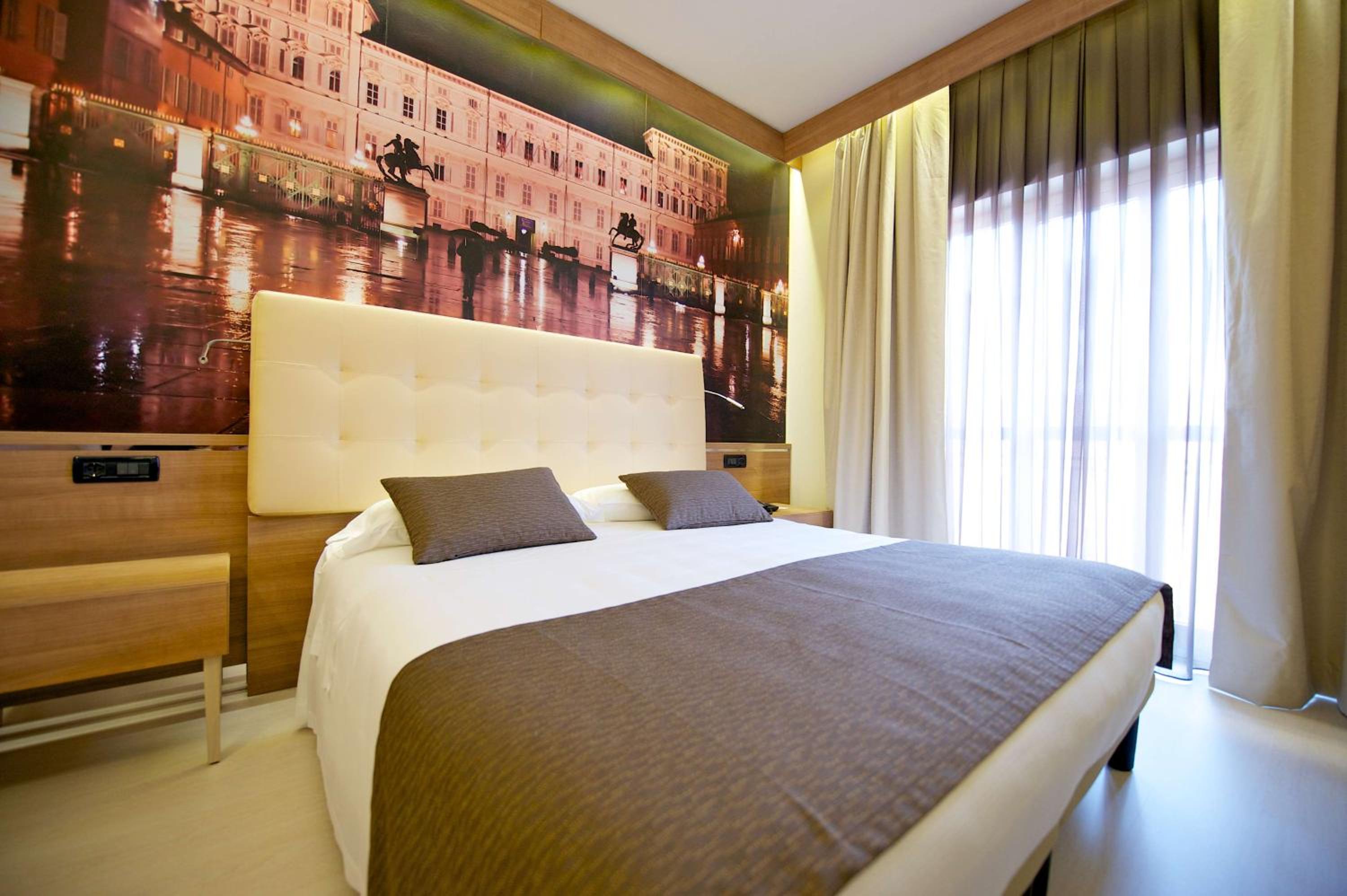 Deluxe Queen Room - Photo 13