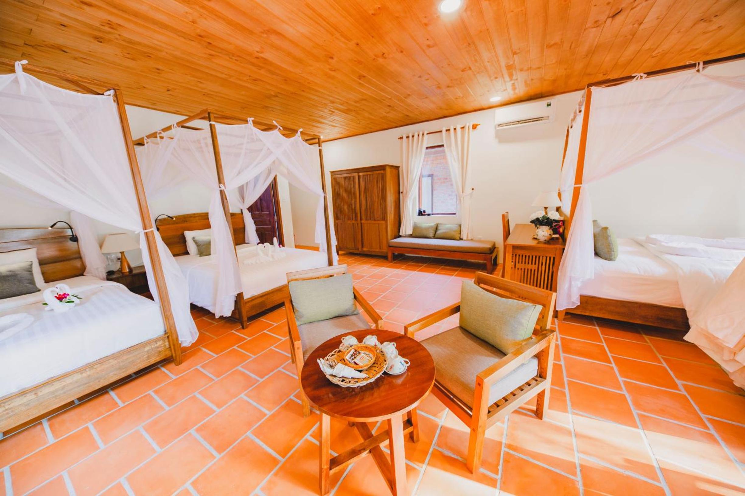 Quadruple Room with Sea View thumbnail 6