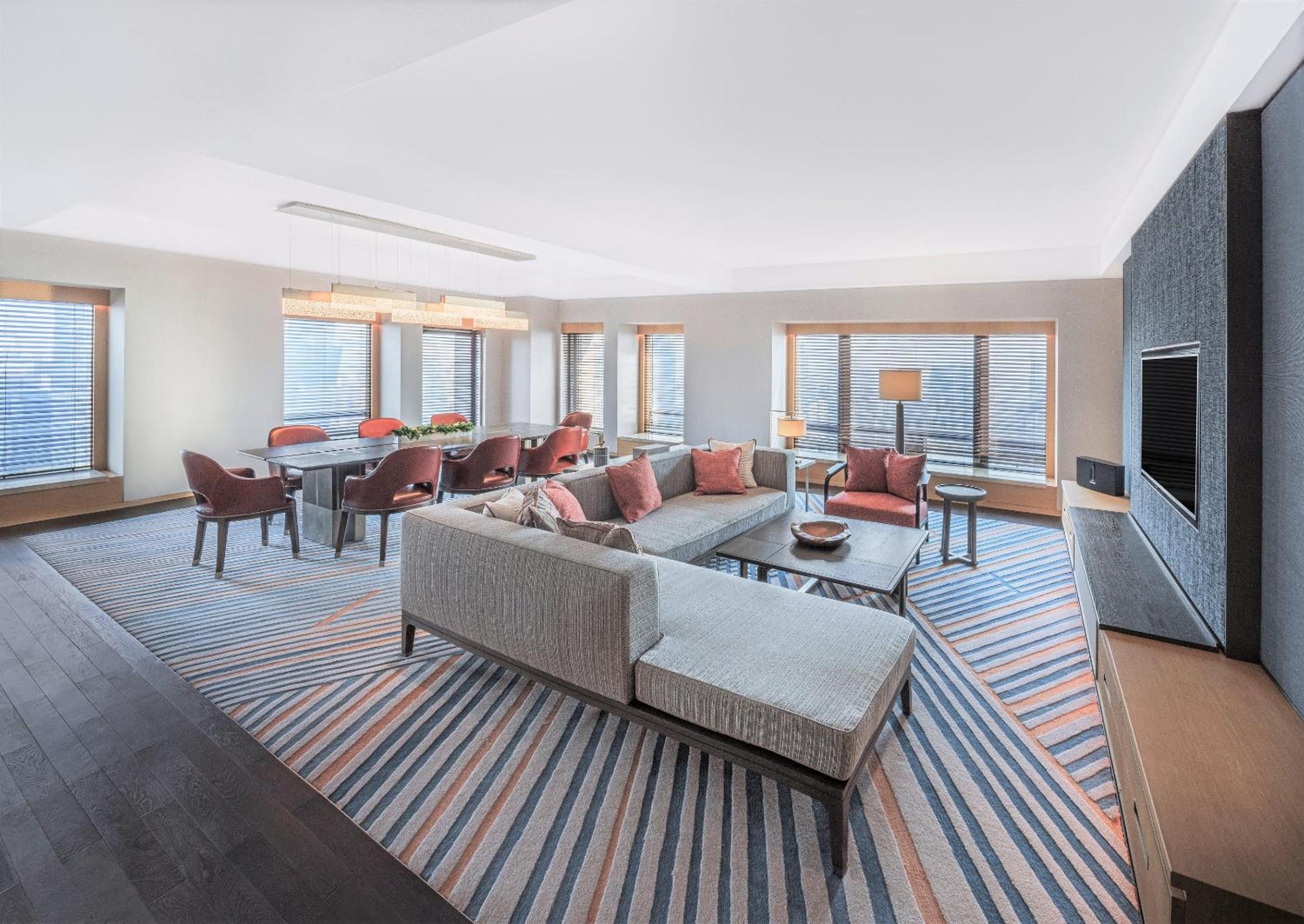 Executive Suite - Photo 2