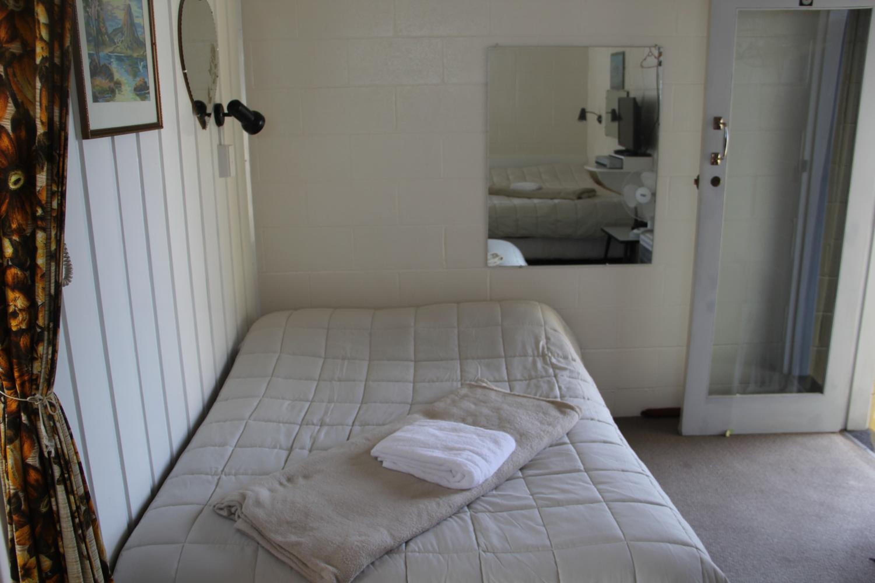 Budget Double Room - Photo 6