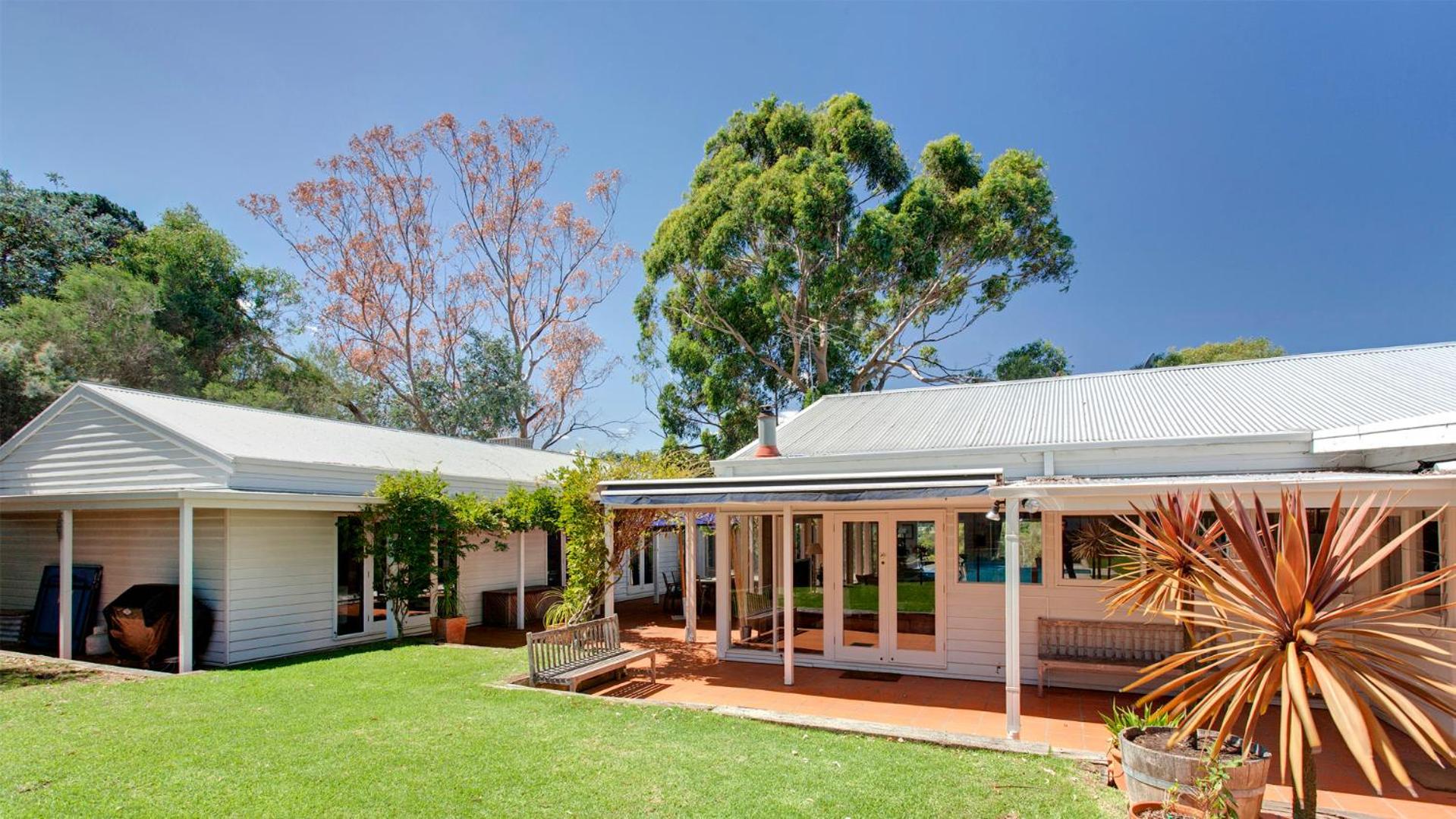 Seven-Bedroom House photo 2