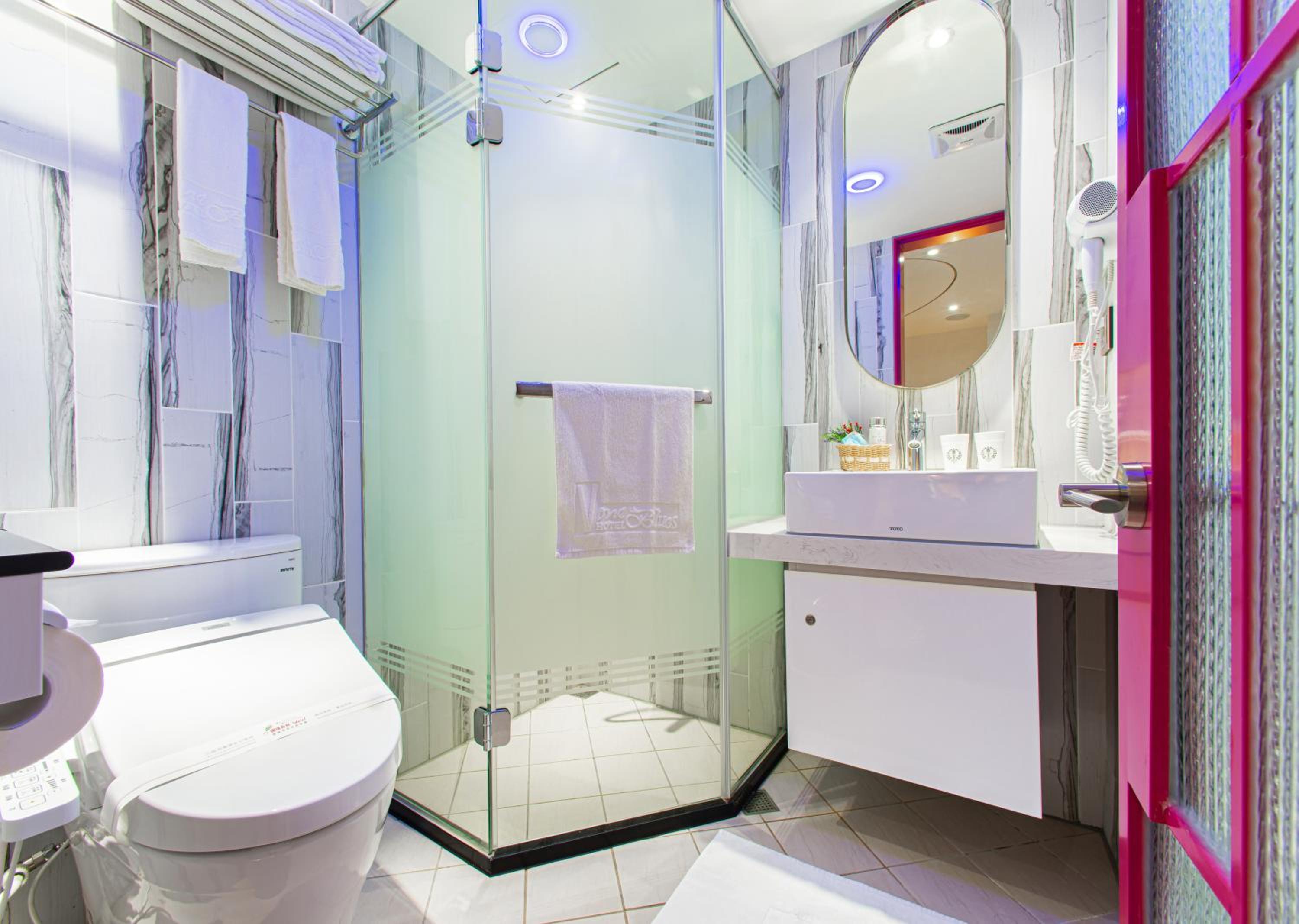 Budget Double Room (No Window) - Photo 11