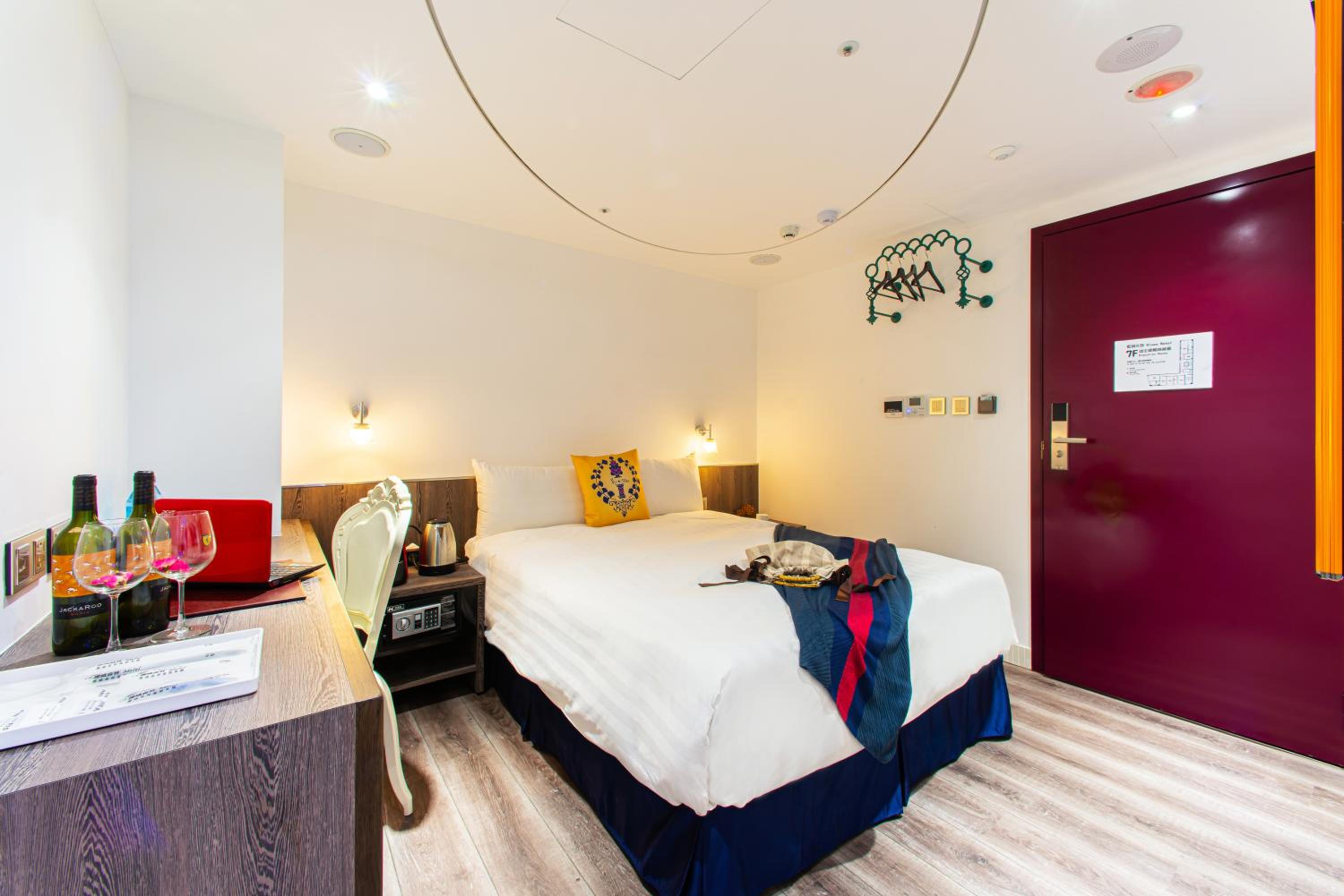 Budget Double Room (No Window) - Photo 9