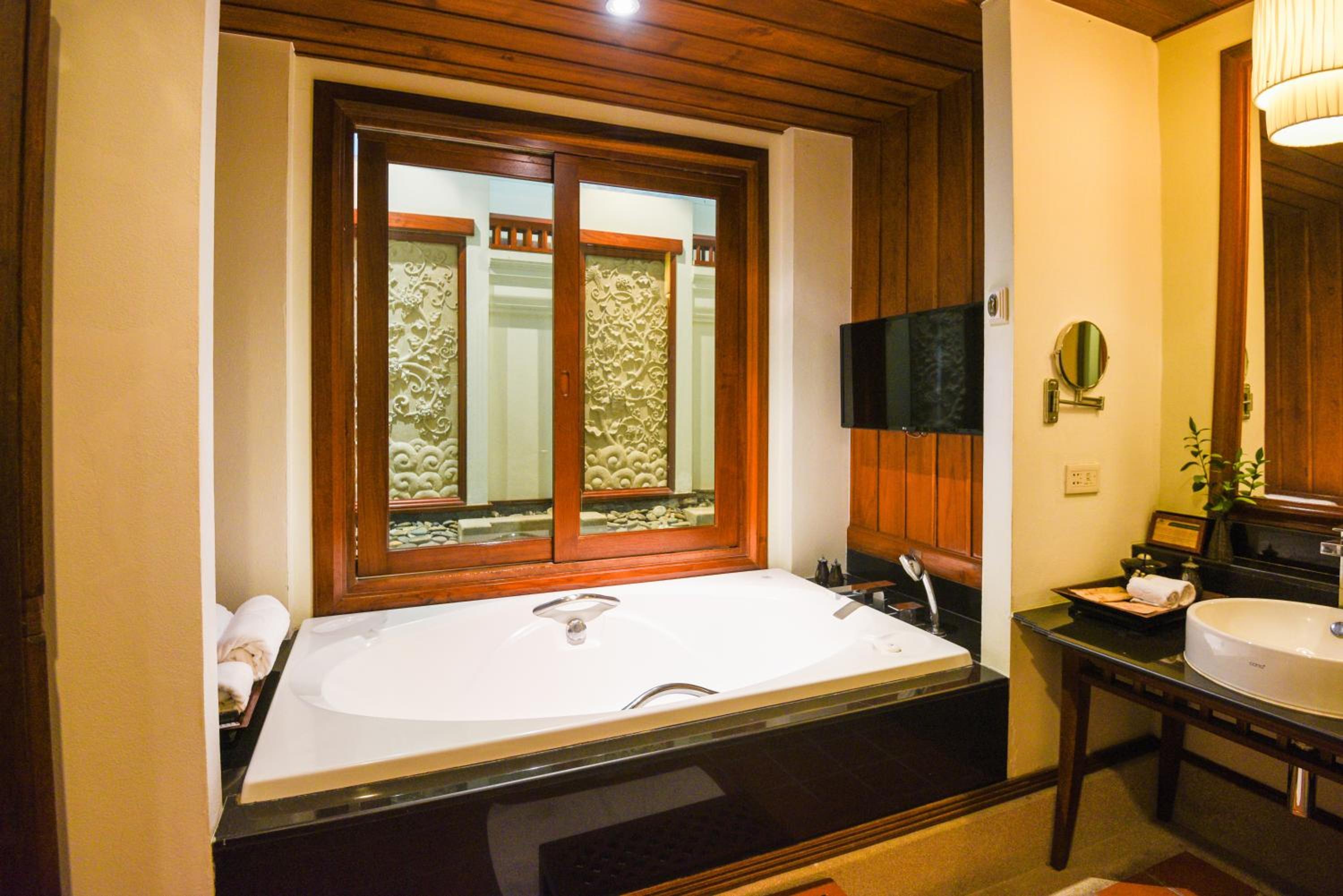 Executive Suite - Photo 4