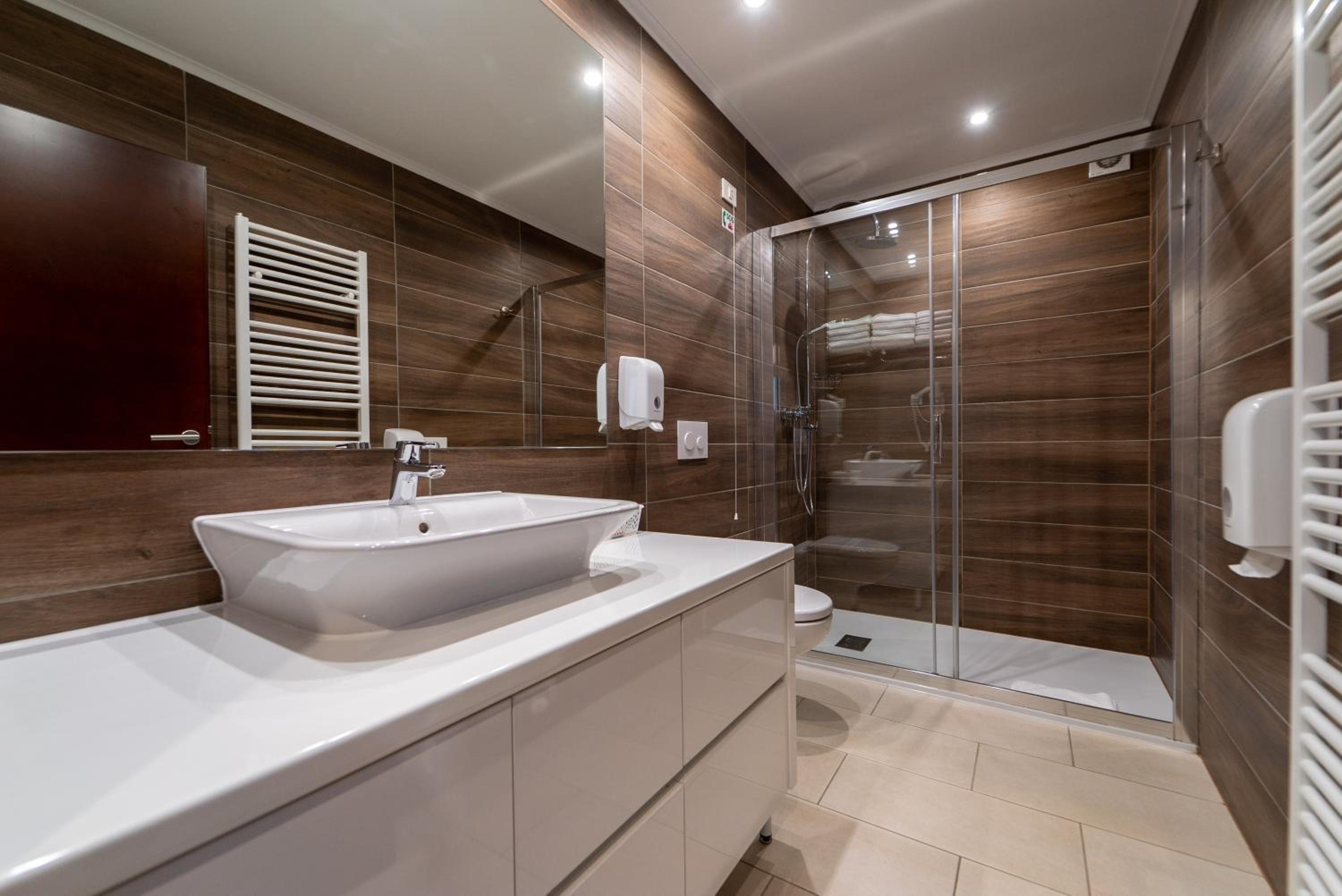 Deluxe King Suite with Two Bedrooms and a Terrace photo 3