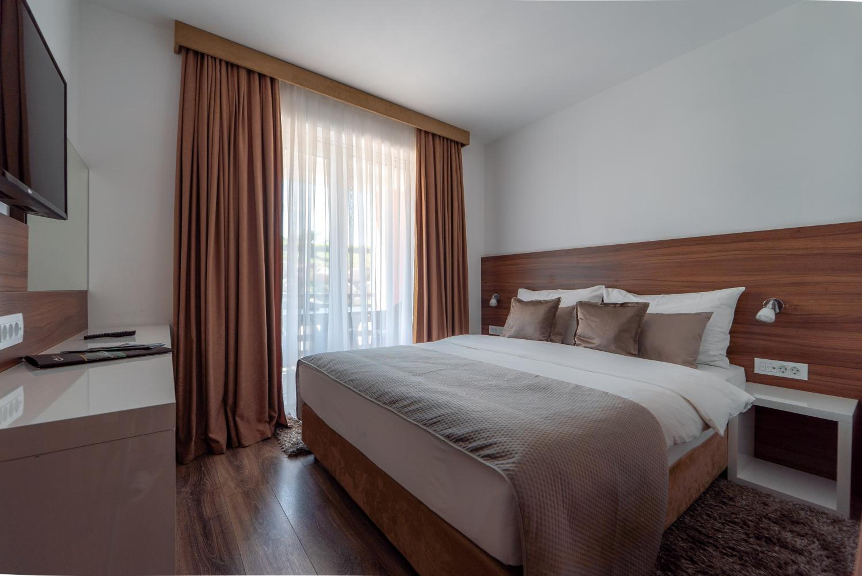 Deluxe King Suite with Two Bedrooms and a Terrace photo 2
