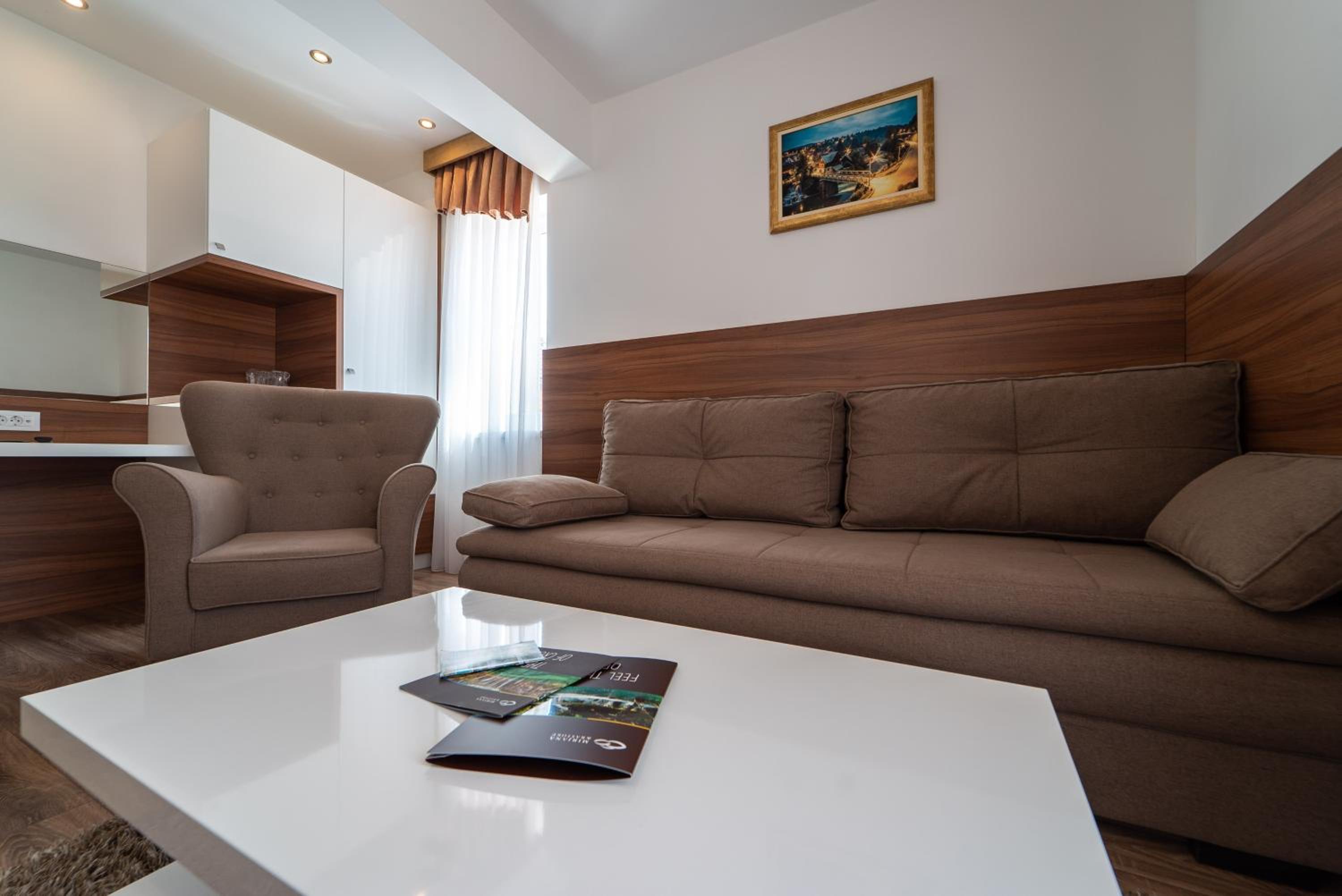 Deluxe King Suite with Two Bedrooms and a Terrace photo 3