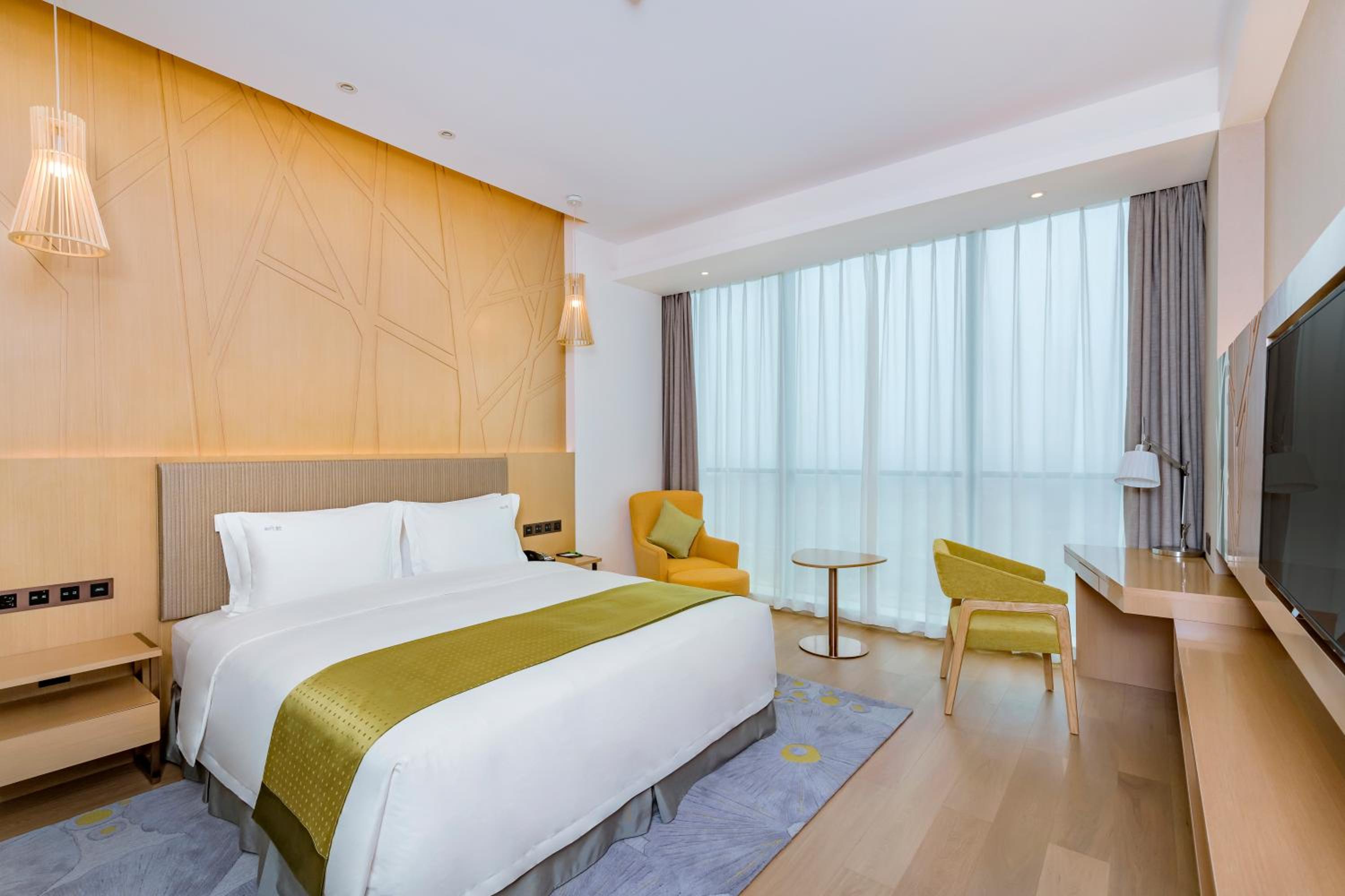 One-Bedroom King Suite with Lake View photo 1