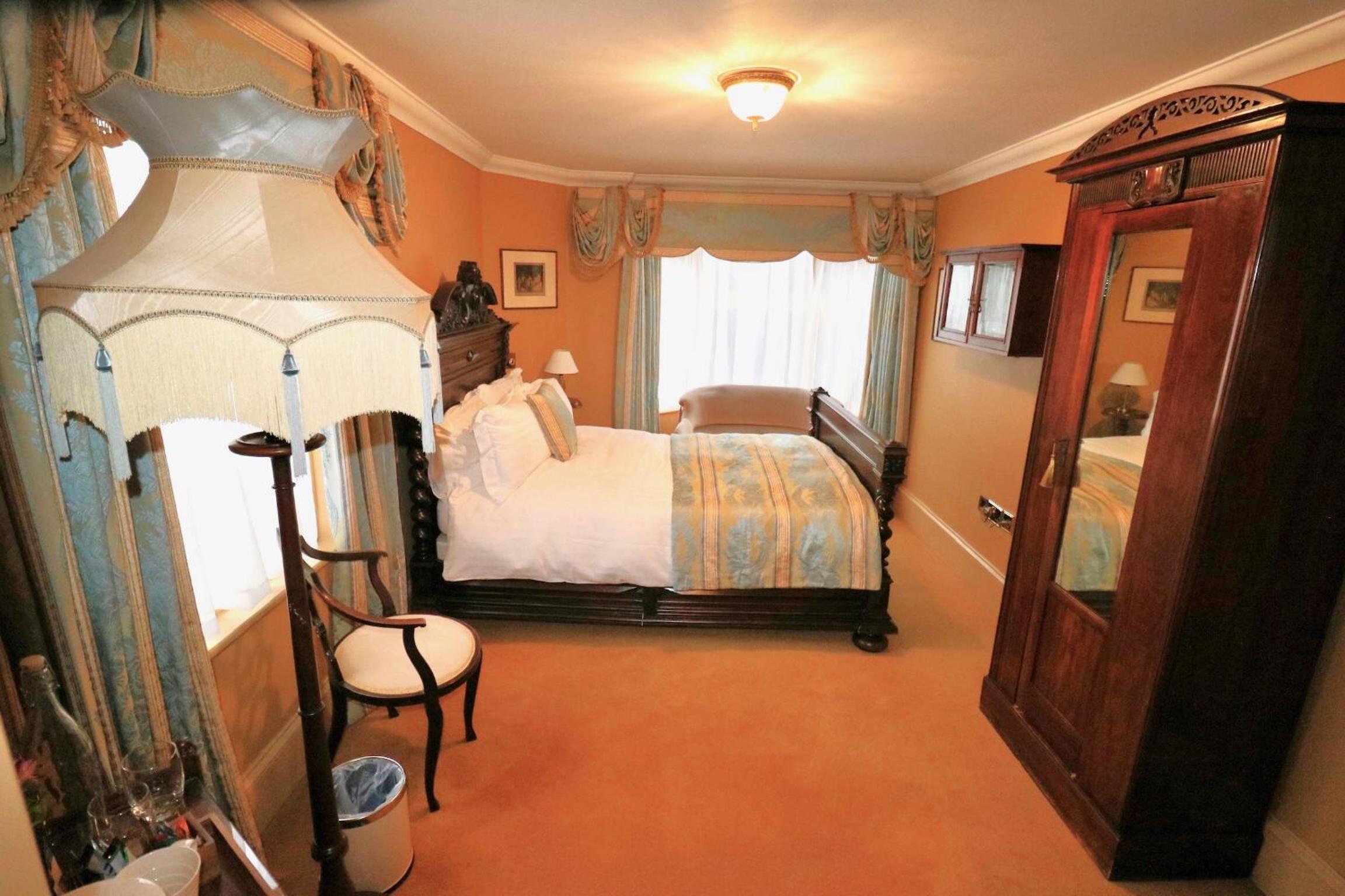 Deluxe Double Room with Bath - Photo 11