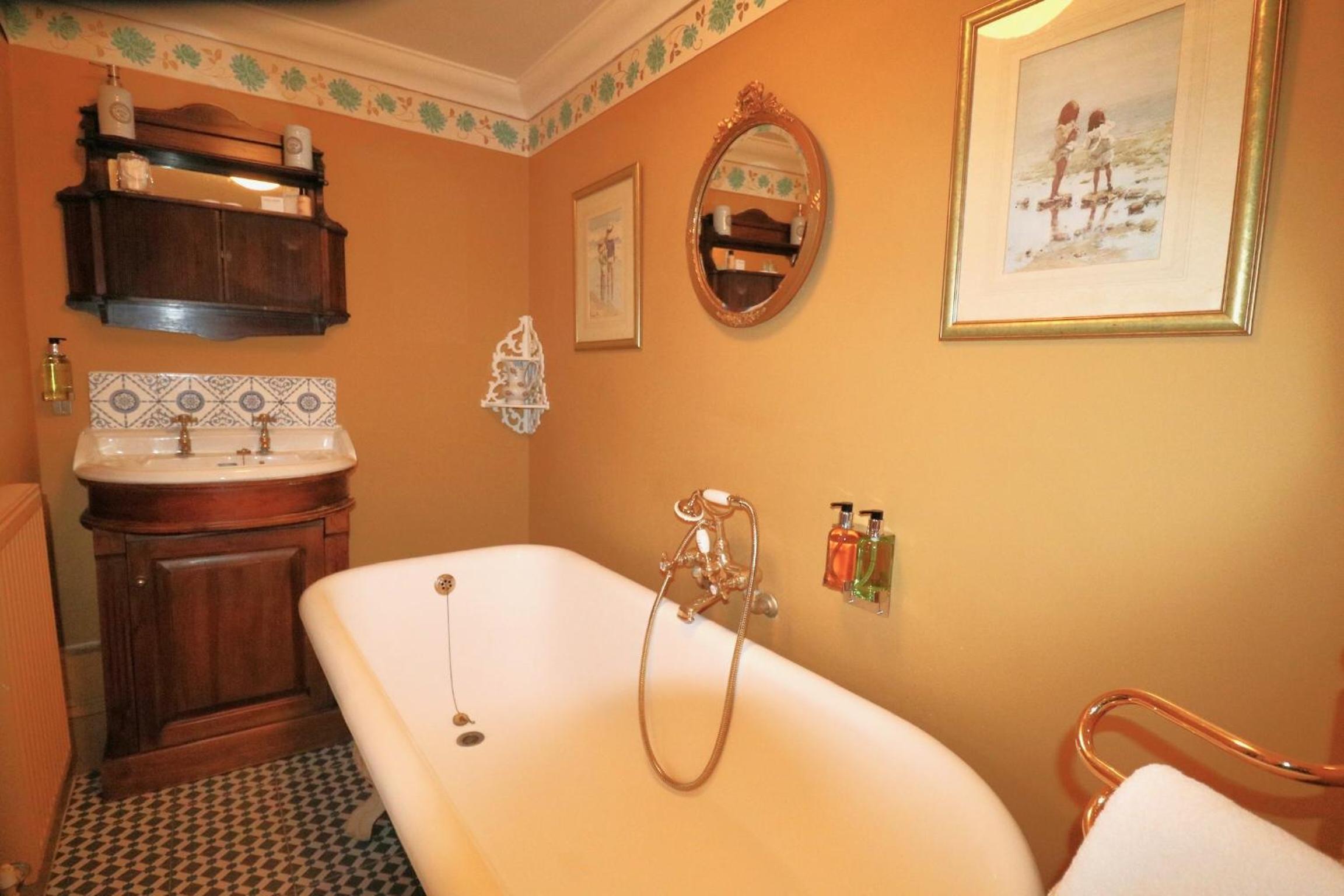 Deluxe Double Room with Bath - Photo 6