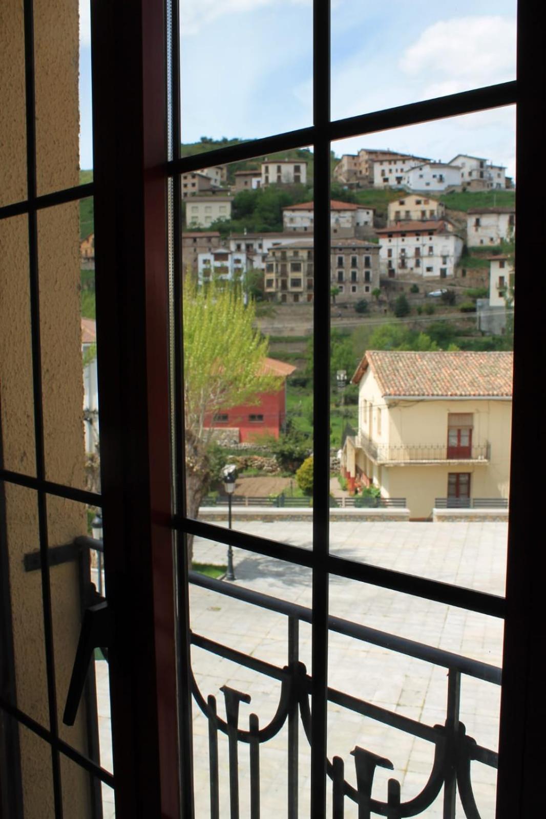 Deluxe Double Room (2 Adults + 1 Child) - Photo 3