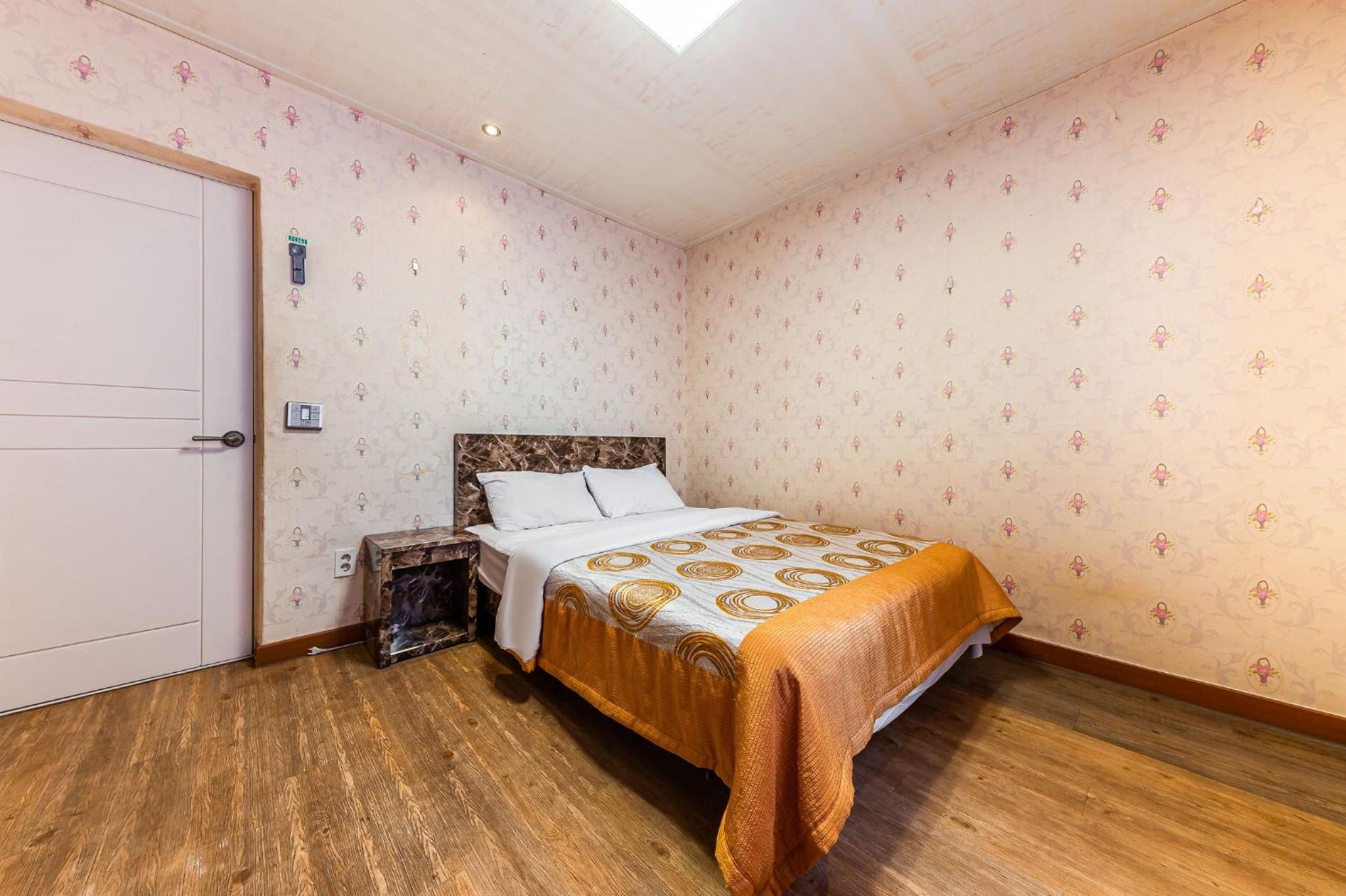 Standard Double Room - Photo 10