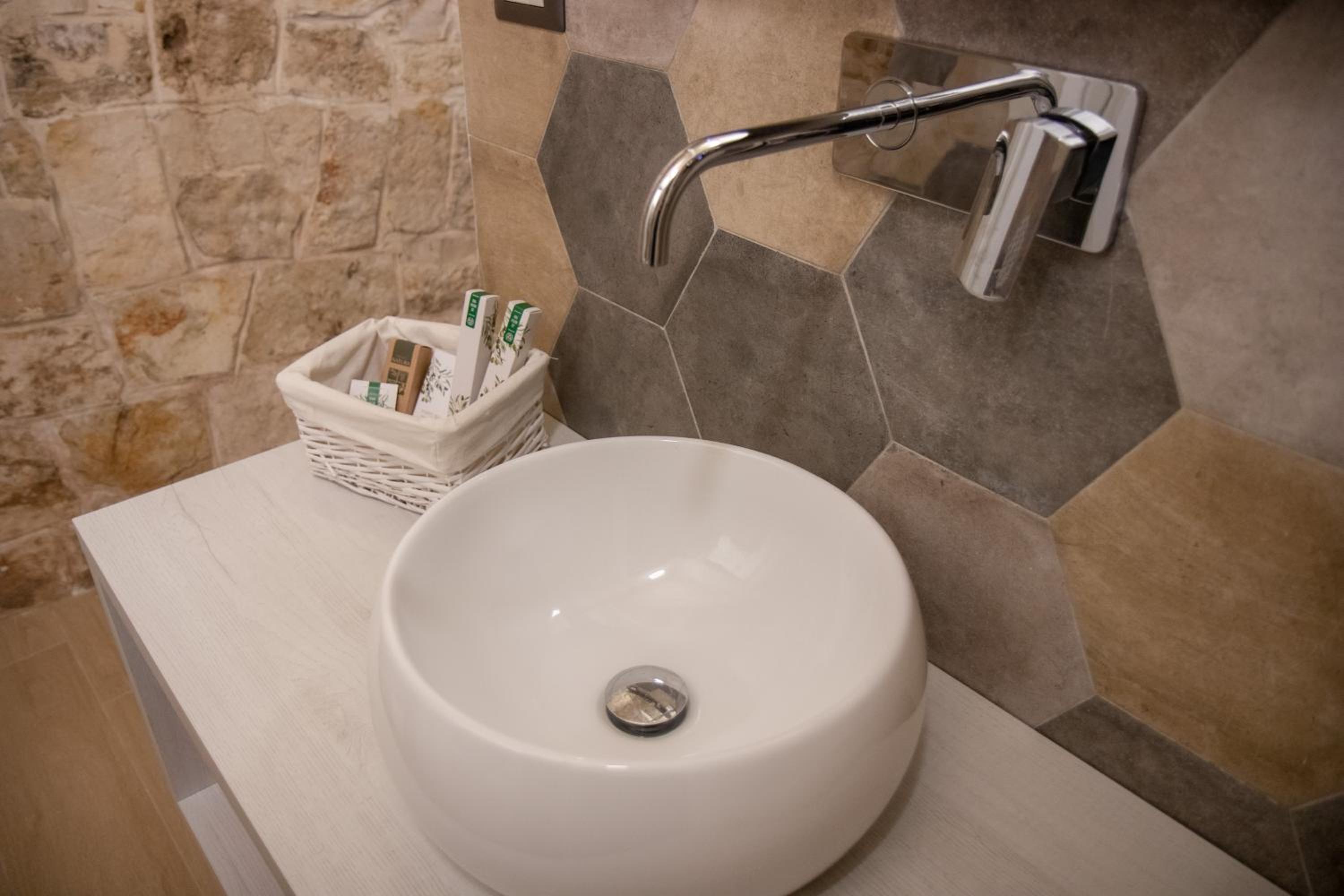 Double Room with Spa Bath - Photo 9