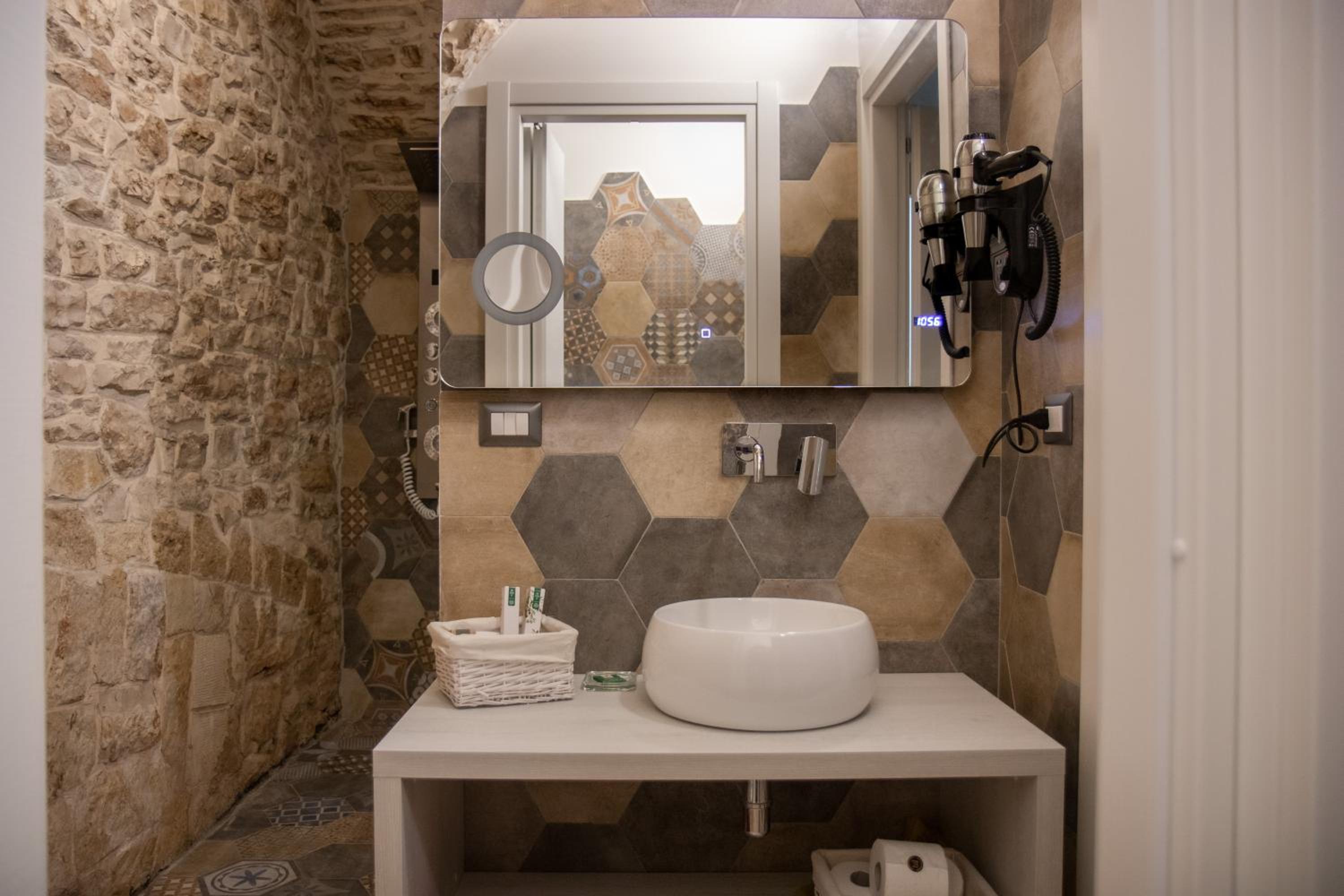 Double Room with Spa Bath - Photo 5