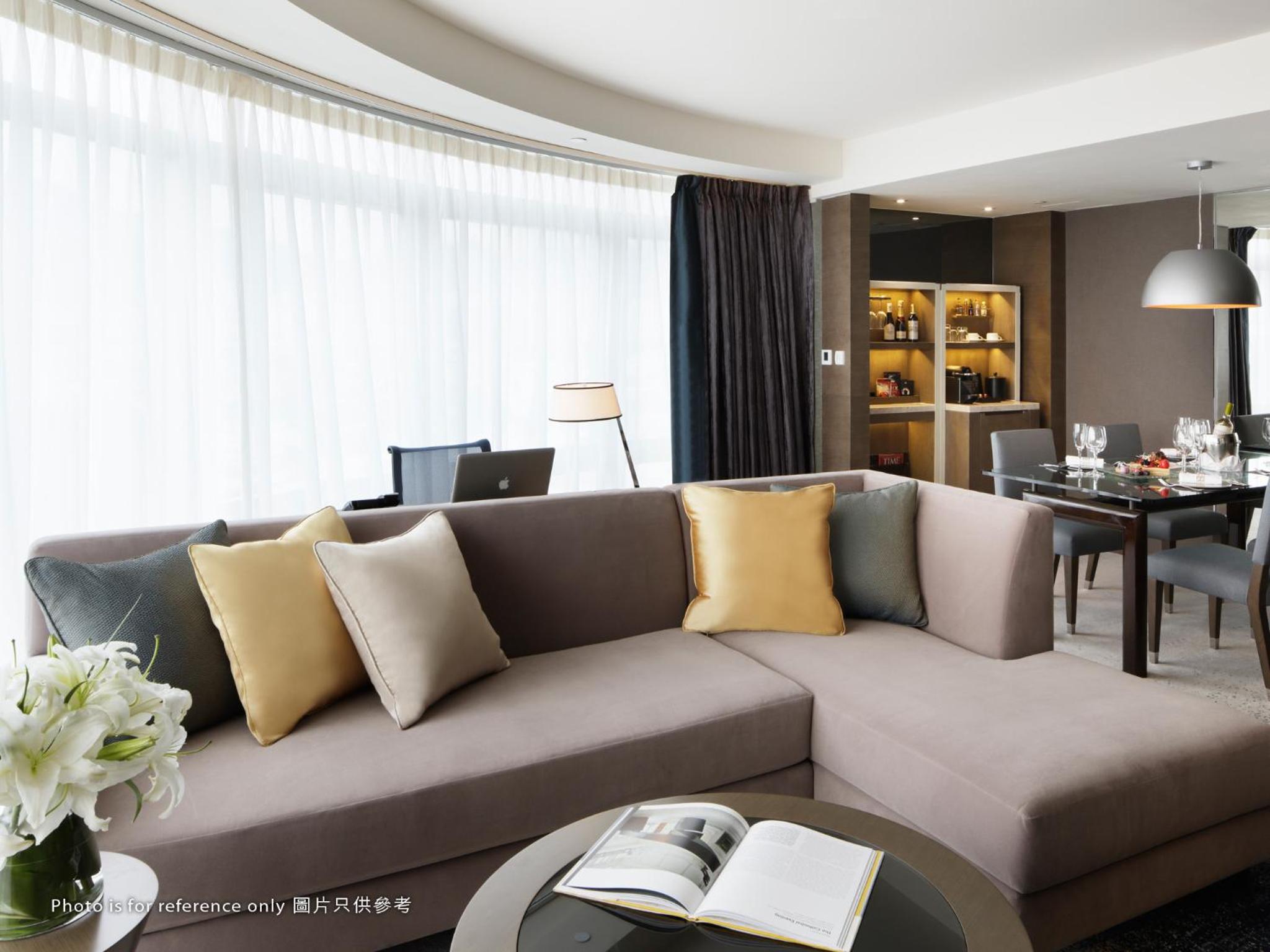 Plaza Suite with One King Bed (Complimentary welcome gift) photo 3