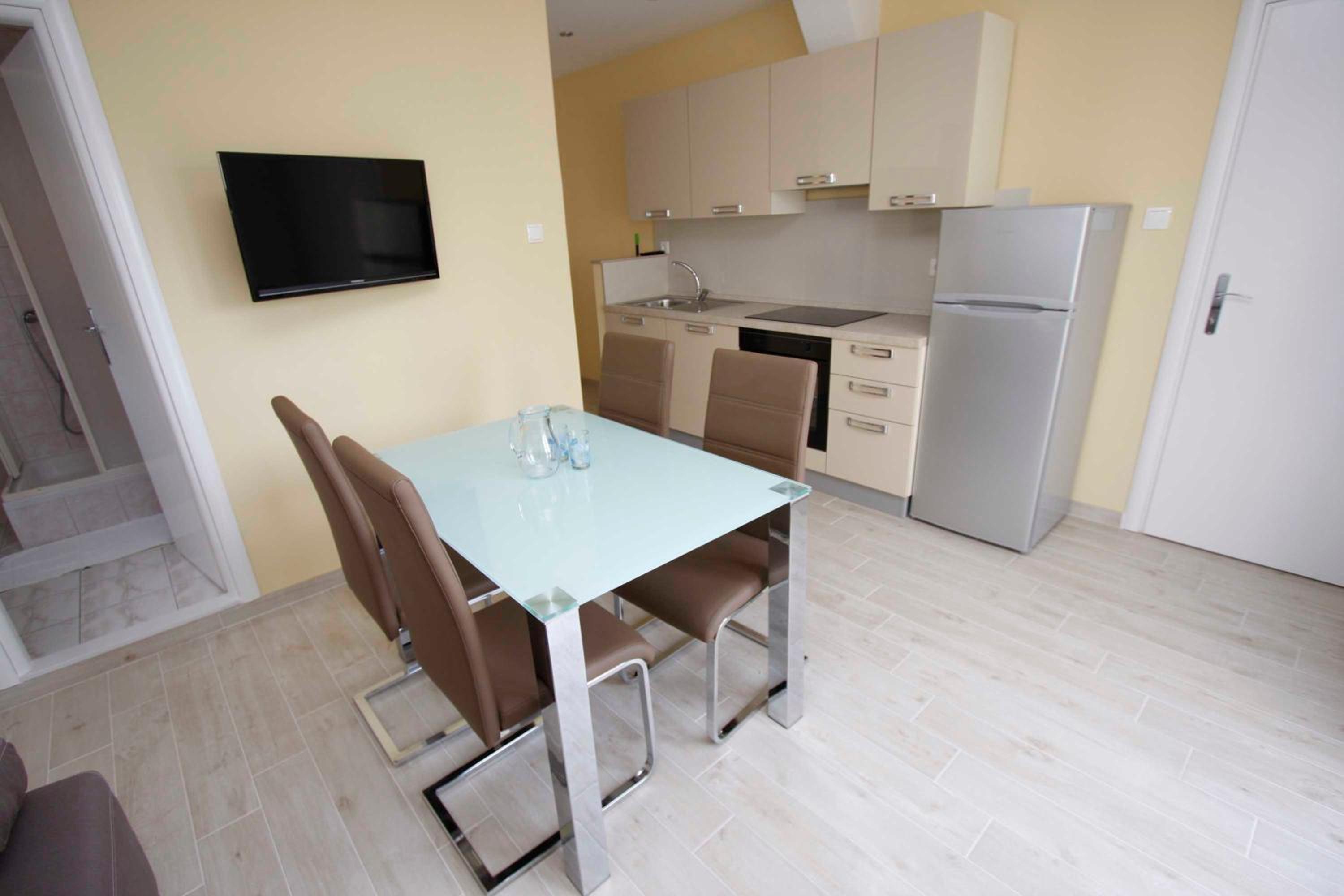Apartment with Balcony - Photo 15