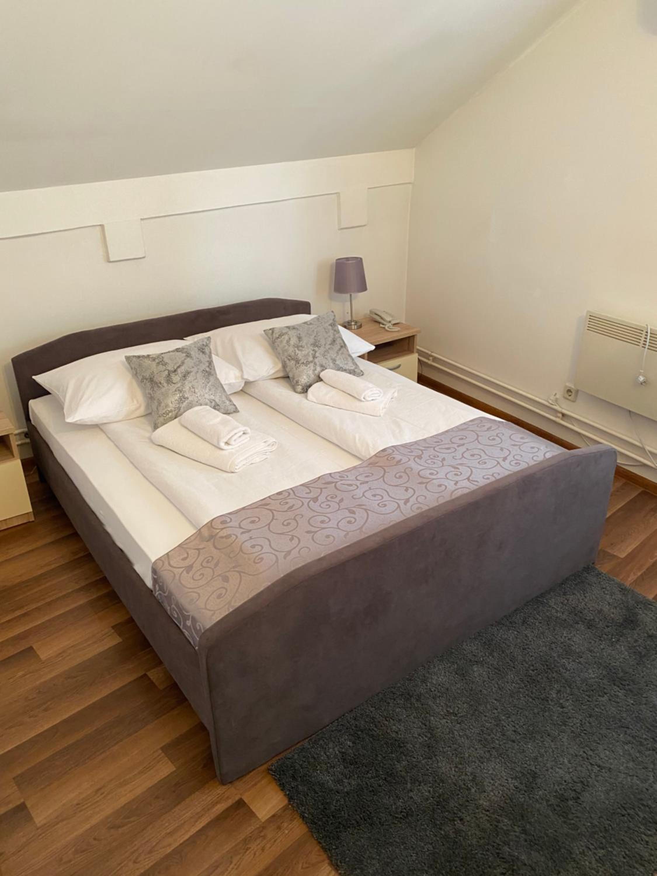Double Room - Photo 9