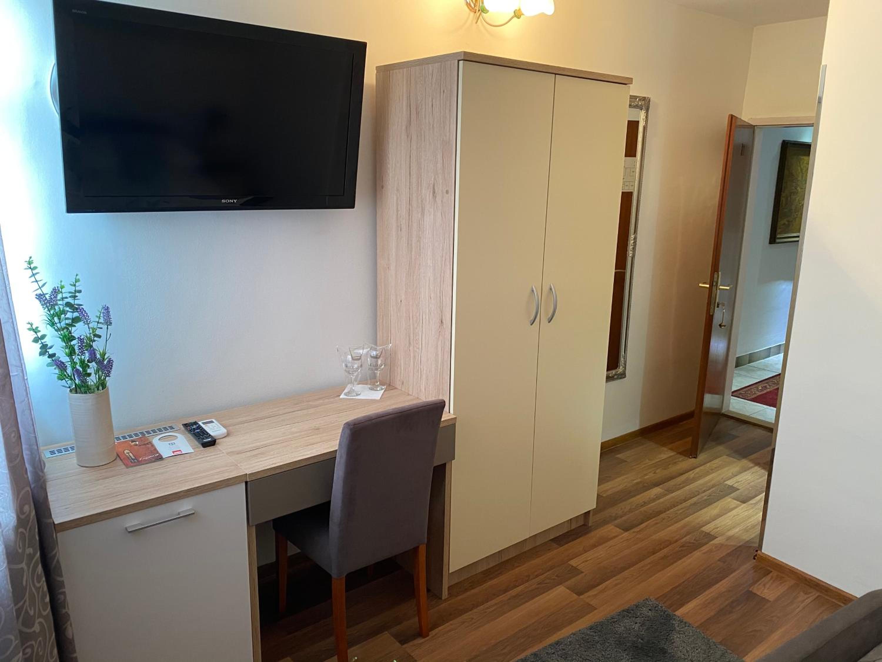Double Room - Photo 10