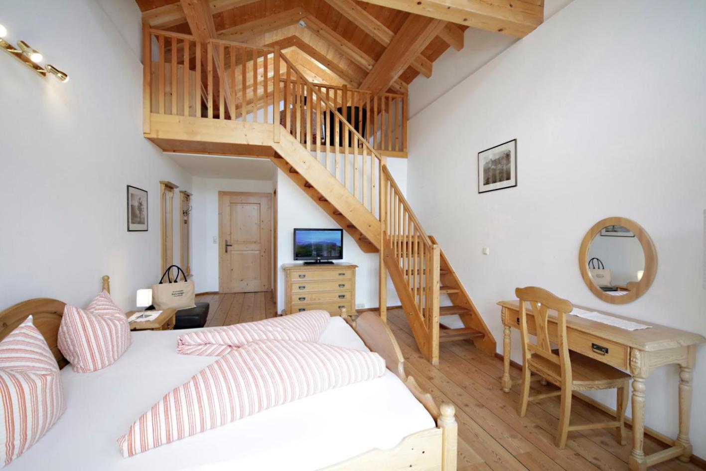 Double Room with Balcony - Photo 8