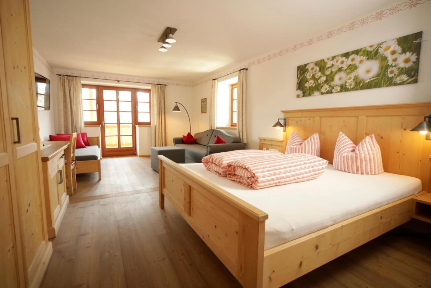 Double Room with Balcony - Photo 11