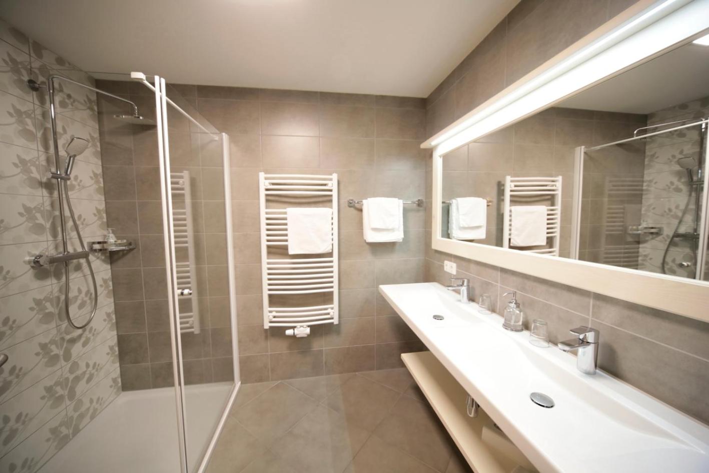 Double Room with Balcony - Photo 10