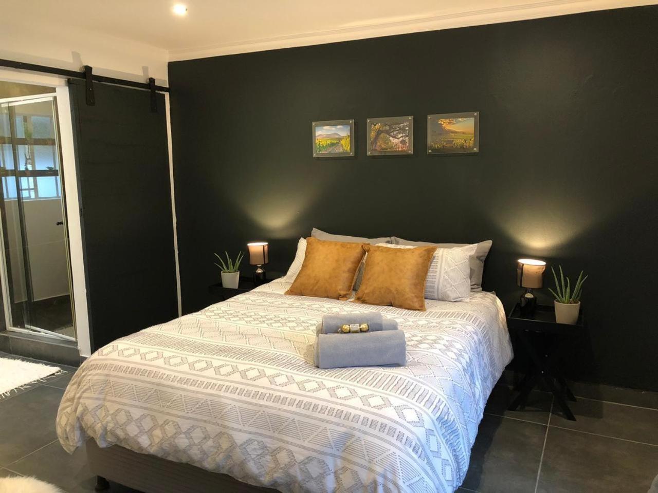 Standard Twin Room - Photo 4