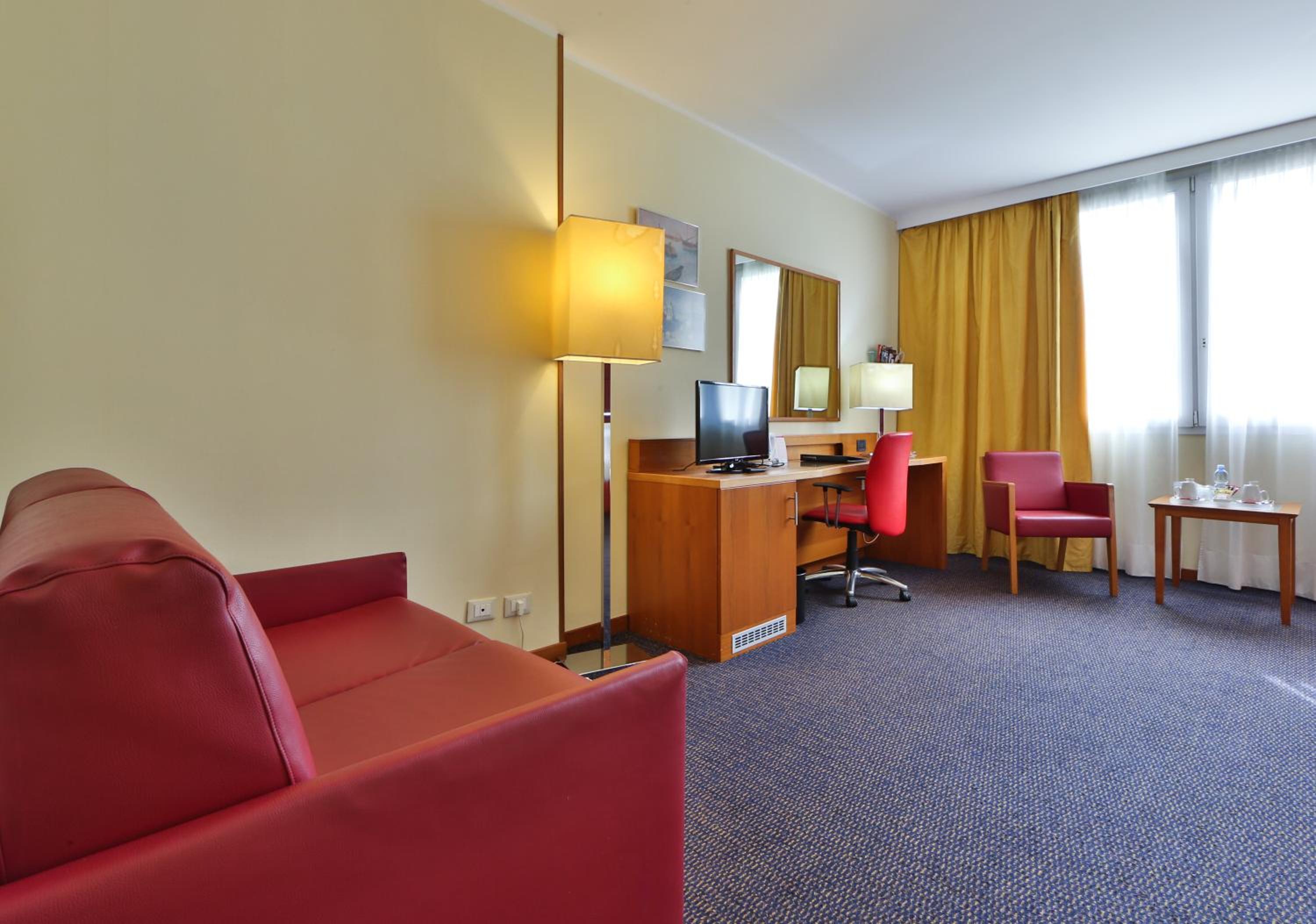 Premium King Room - Photo 9